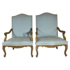 Paire de fauteuils de style français sculptés et tapissés