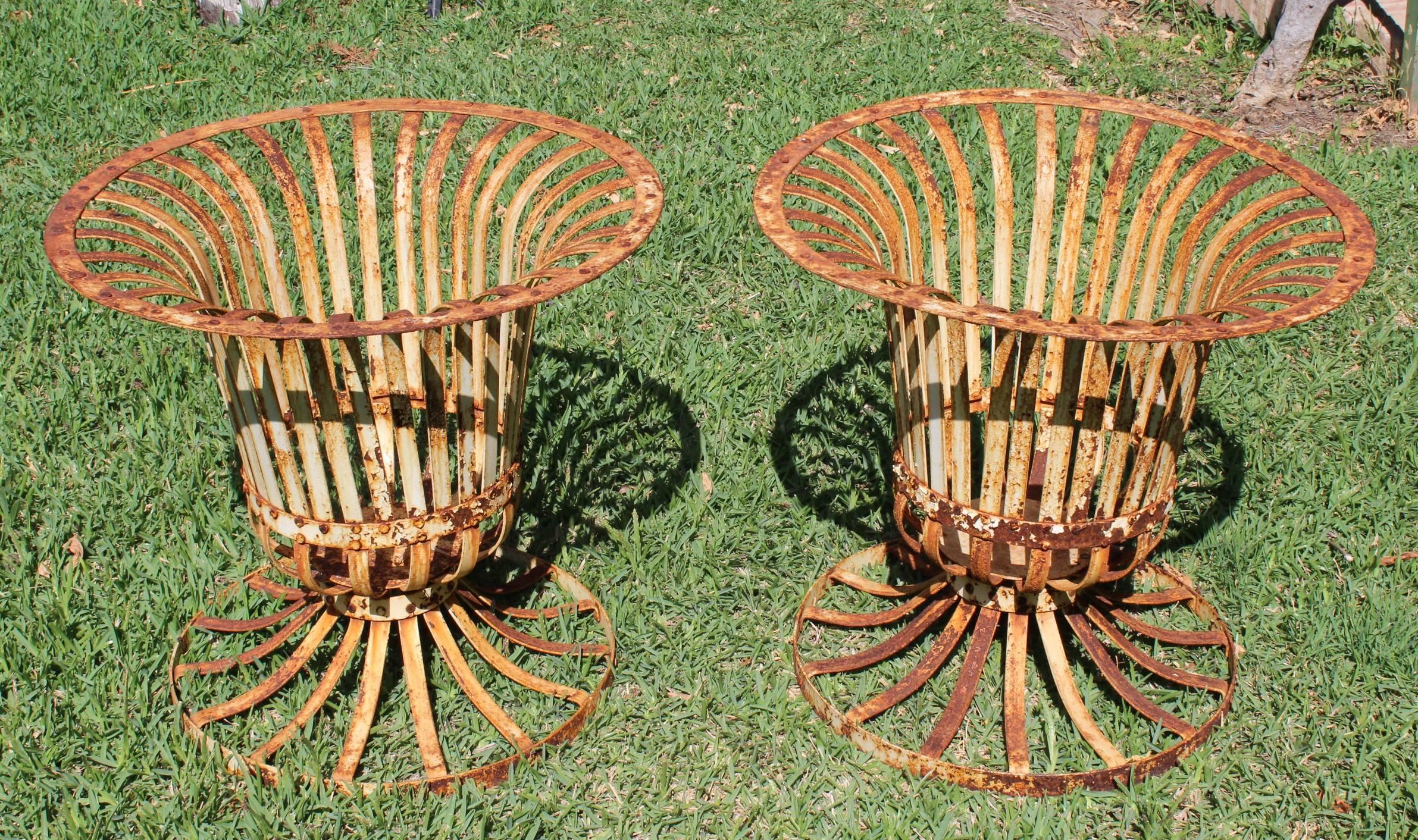 Pair of French Style Classical Wrought Iron Urns In Good Condition In Marbella, ES