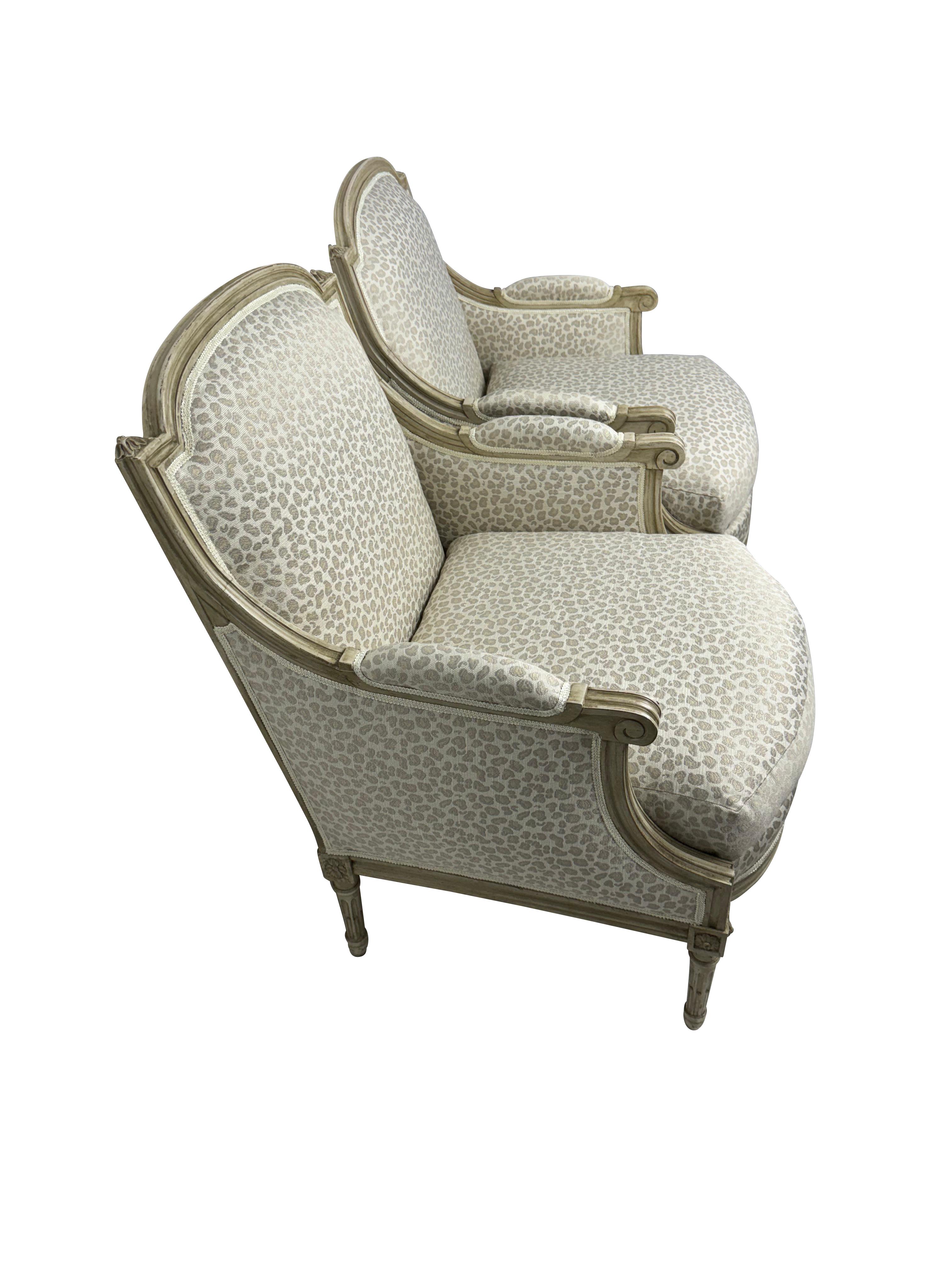 Coppia di sedie bergere in stile francese Luigi XVI con tessuto beige a stampa animale in vendita 3