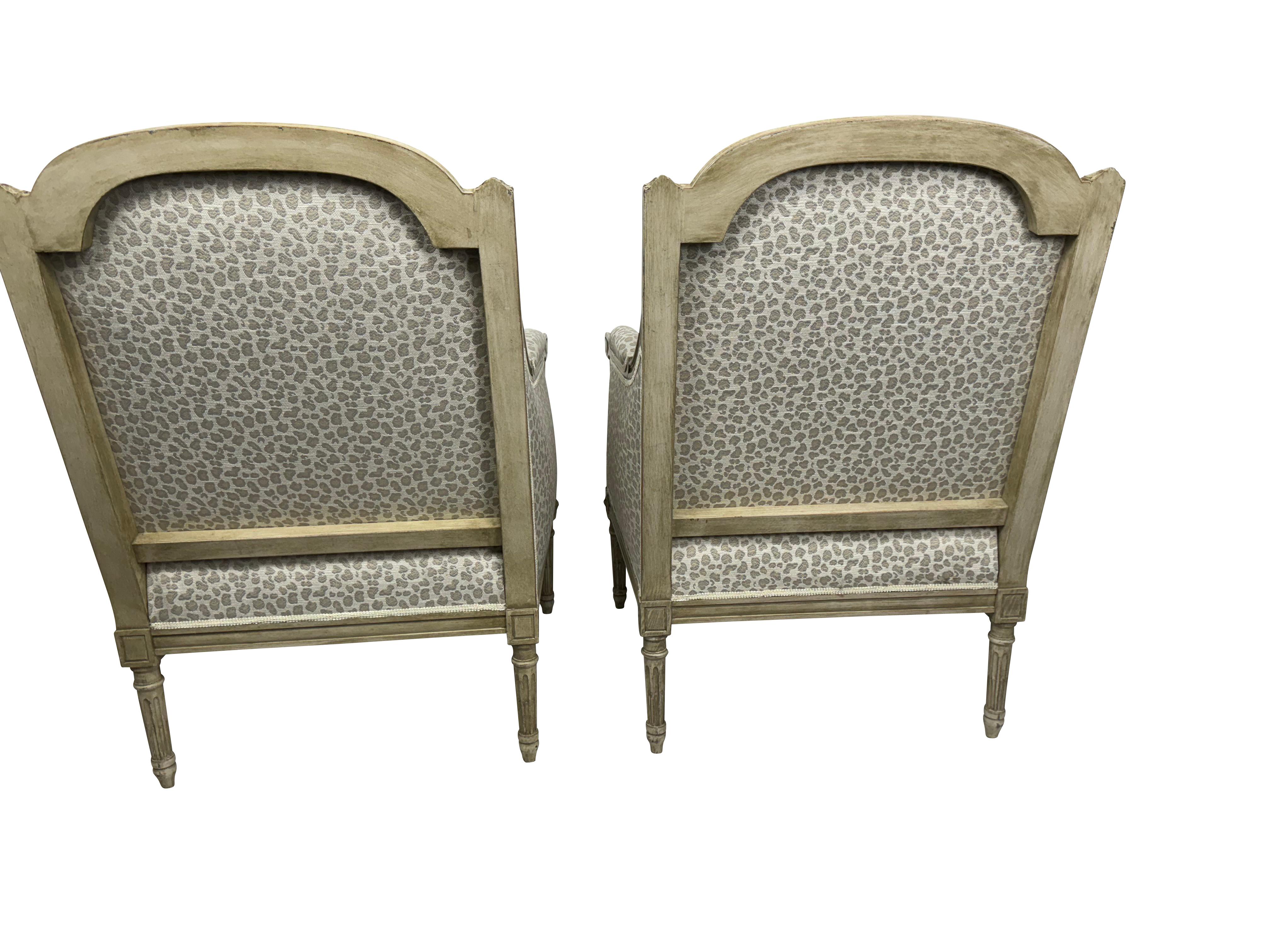 Coppia di sedie bergere in stile francese Luigi XVI con tessuto beige a stampa animale in vendita 5
