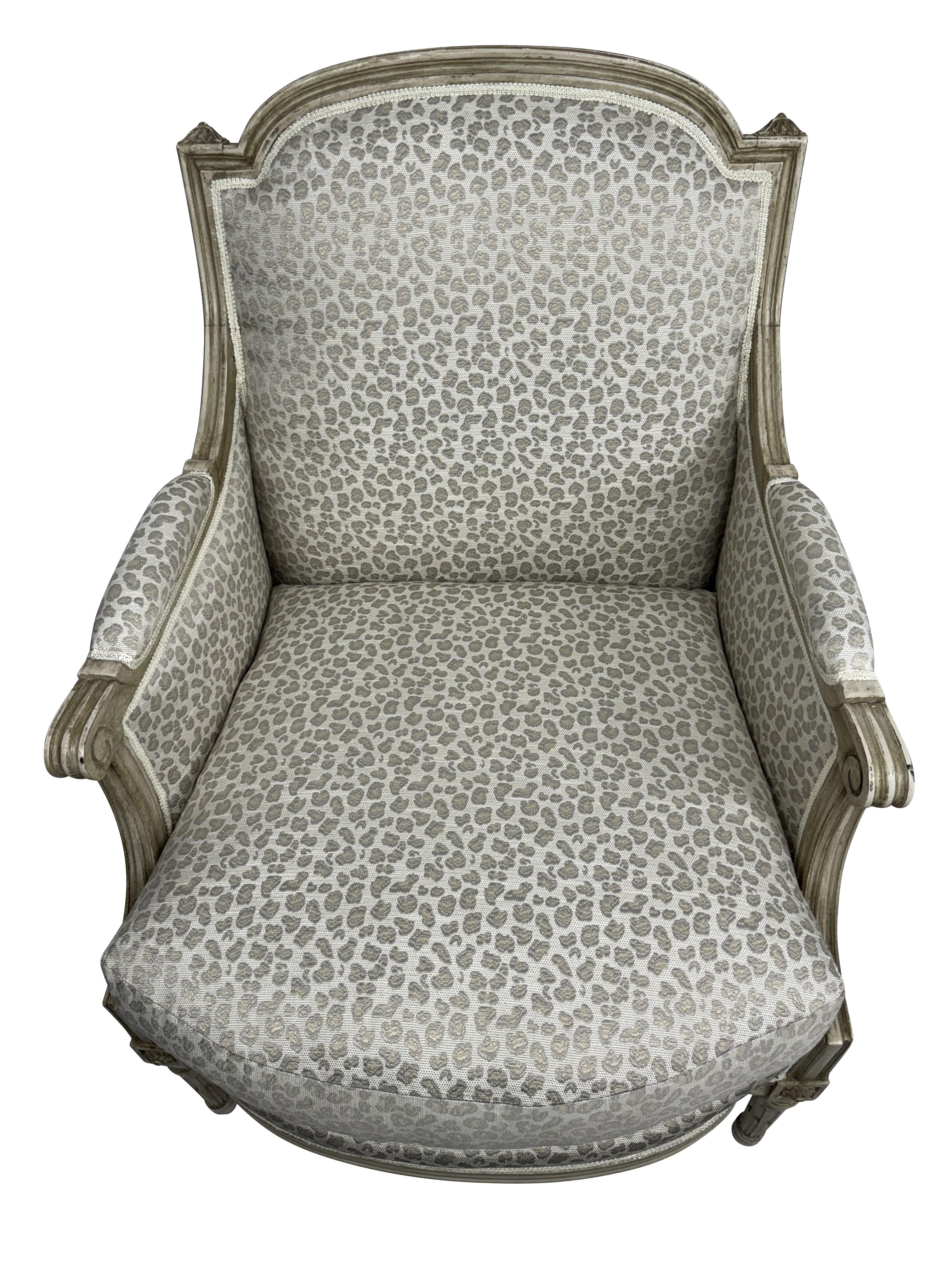 Americano Coppia di sedie bergere in stile francese Luigi XVI con tessuto beige a stampa animale in vendita