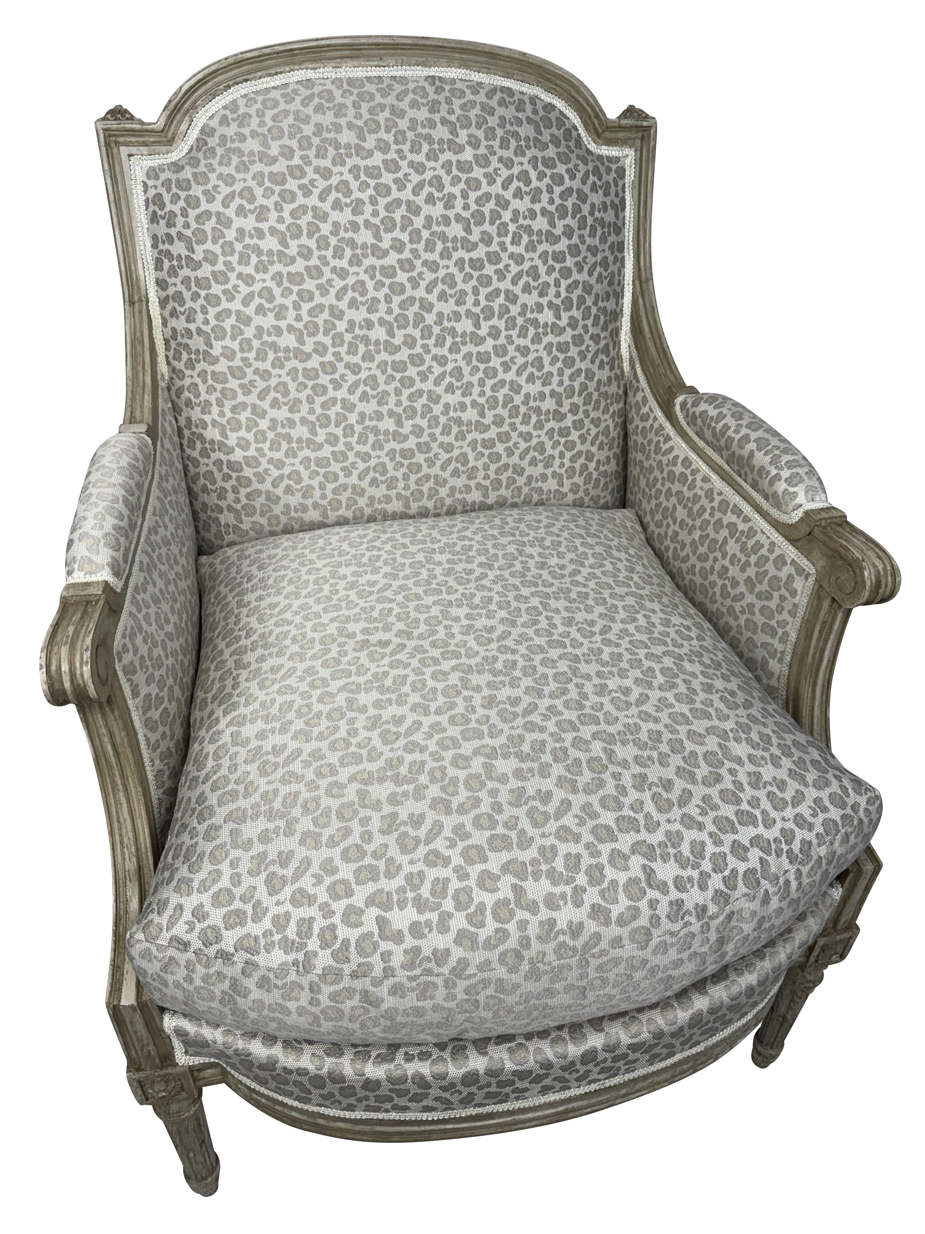 Fatto a mano Coppia di sedie bergere in stile francese Luigi XVI con tessuto beige a stampa animale in vendita