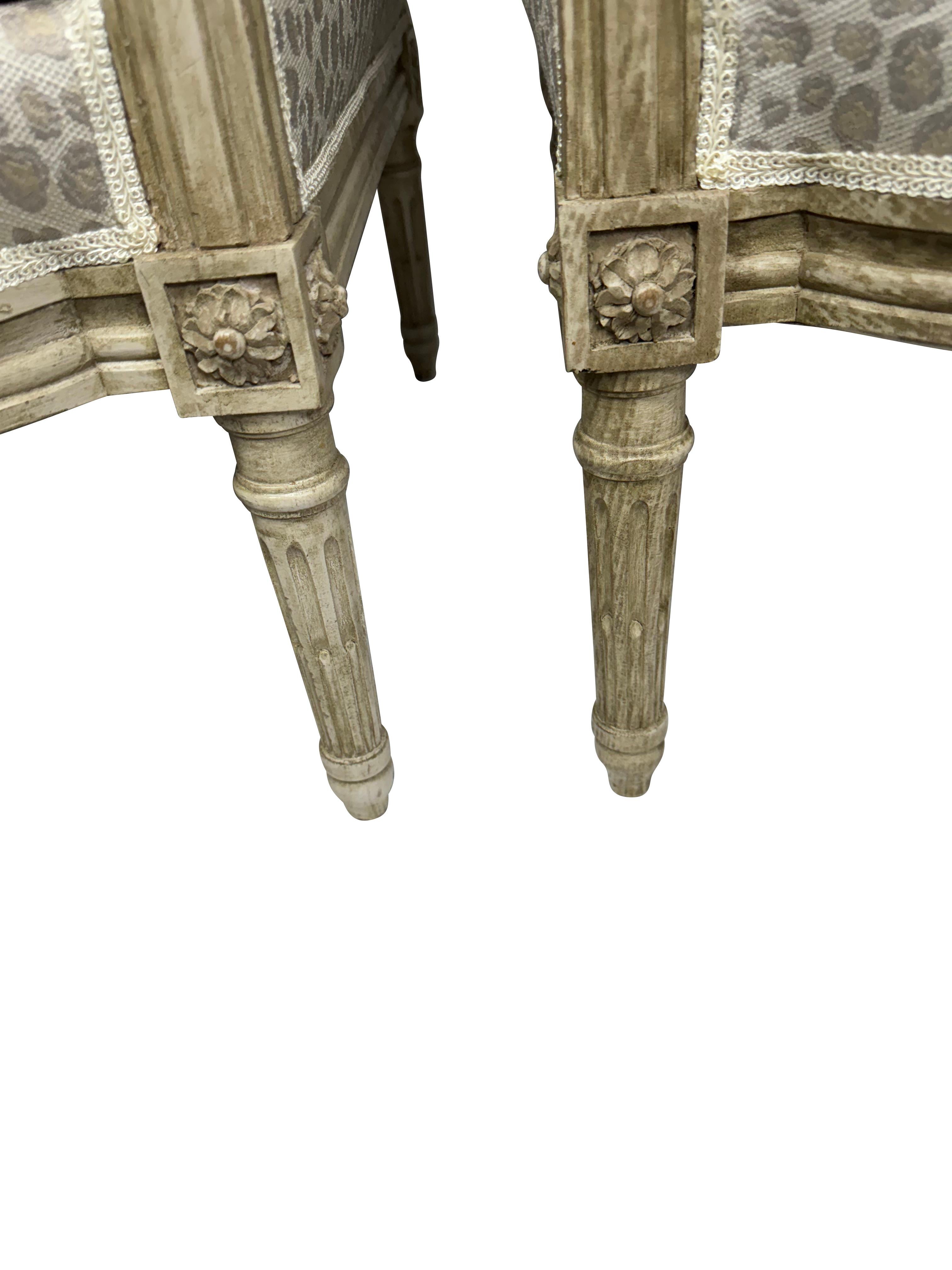 Coppia di sedie bergere in stile francese Luigi XVI con tessuto beige a stampa animale In condizioni buone in vendita a Essex, MA