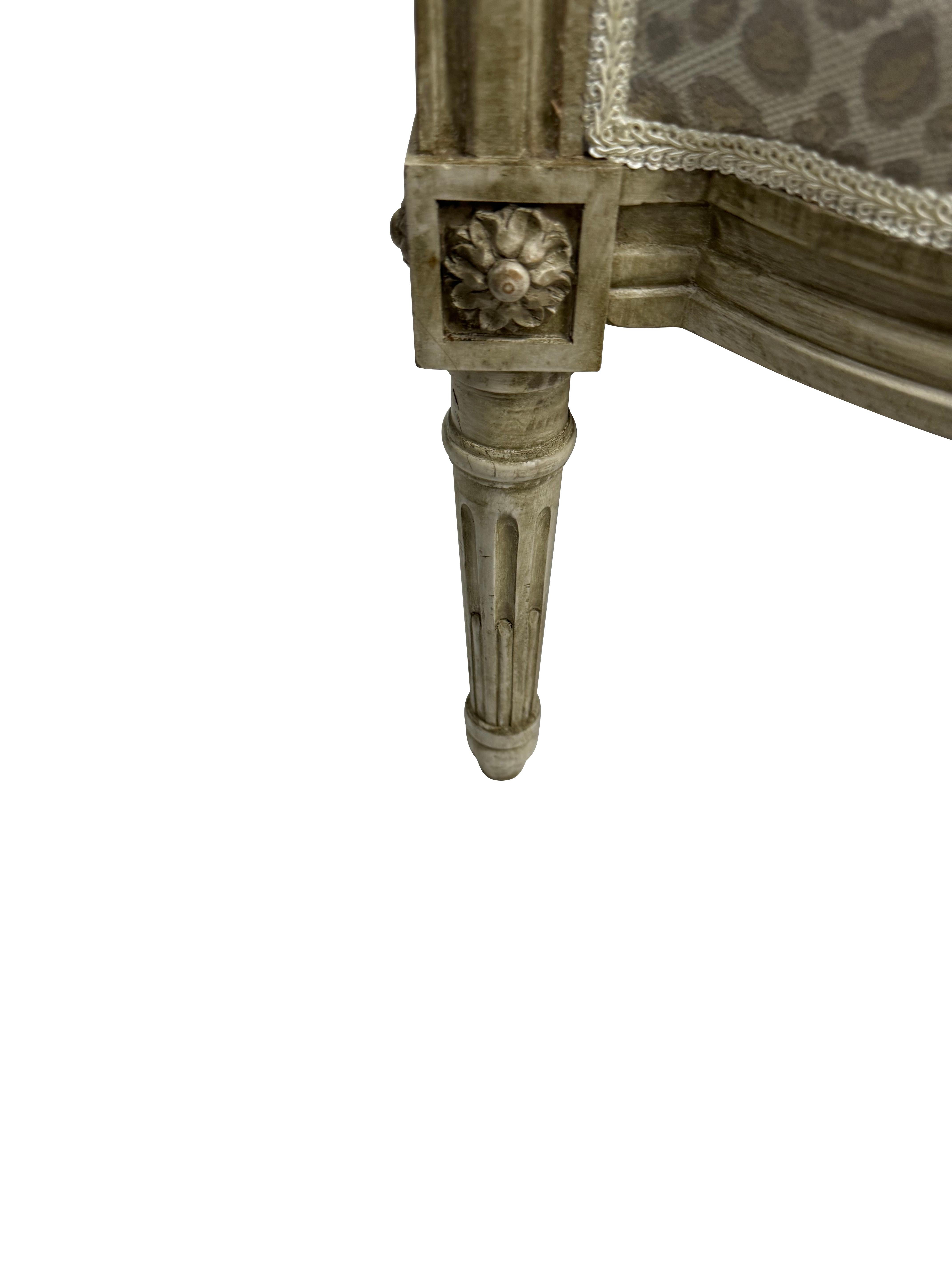 XX secolo Coppia di sedie bergere in stile francese Luigi XVI con tessuto beige a stampa animale in vendita
