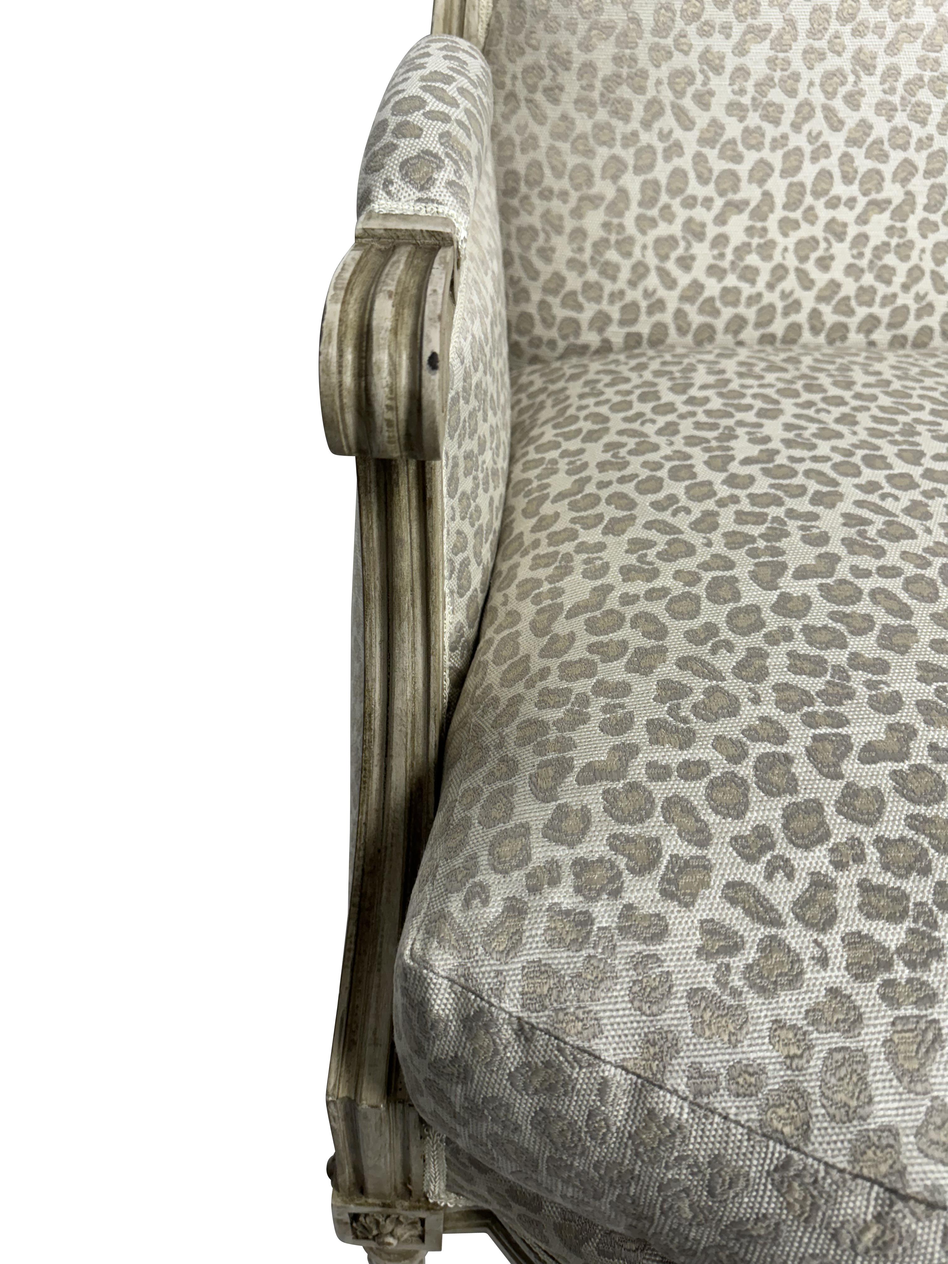 Tessuto Coppia di sedie bergere in stile francese Luigi XVI con tessuto beige a stampa animale in vendita