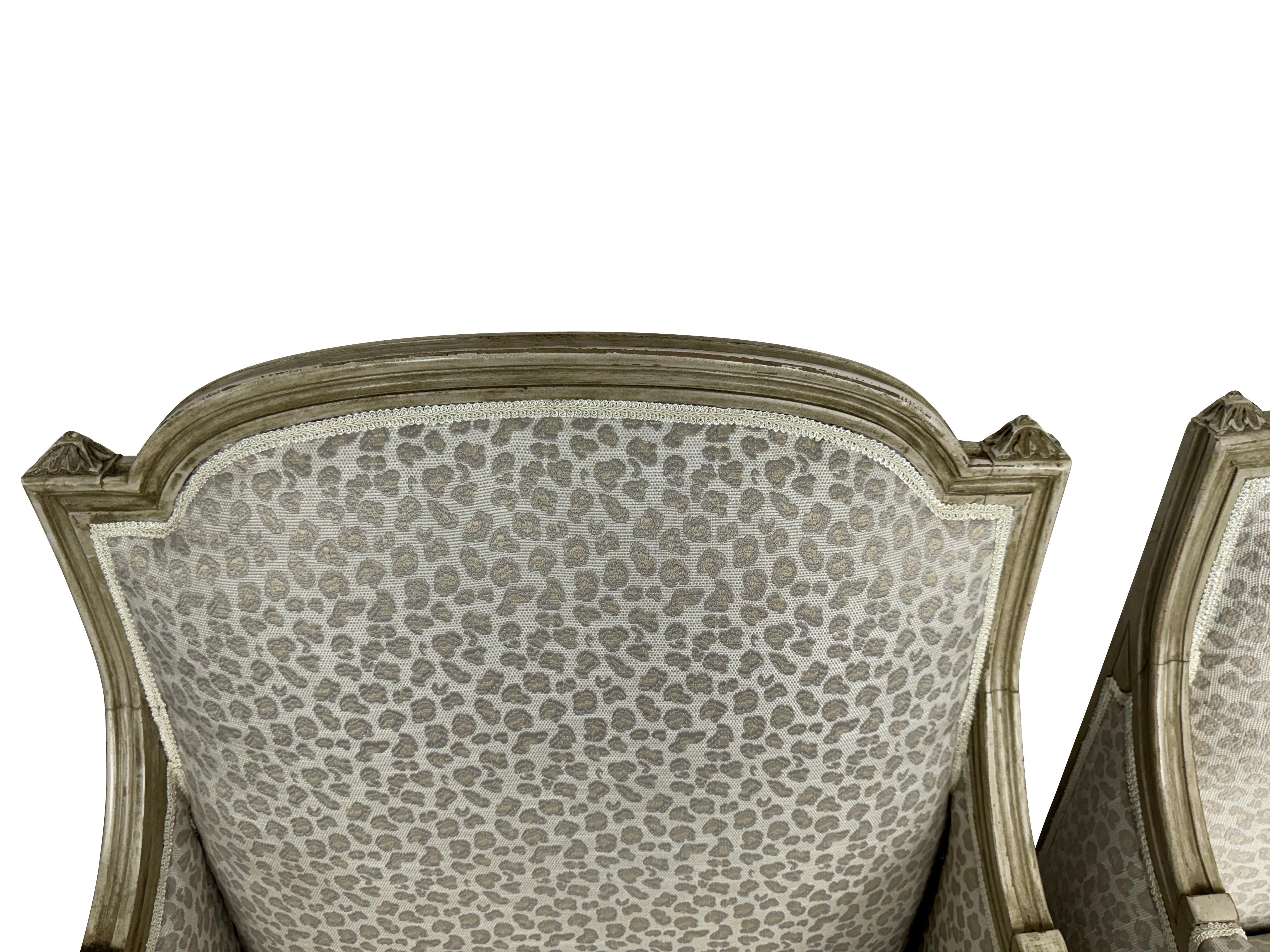 Coppia di sedie bergere in stile francese Luigi XVI con tessuto beige a stampa animale in vendita 1