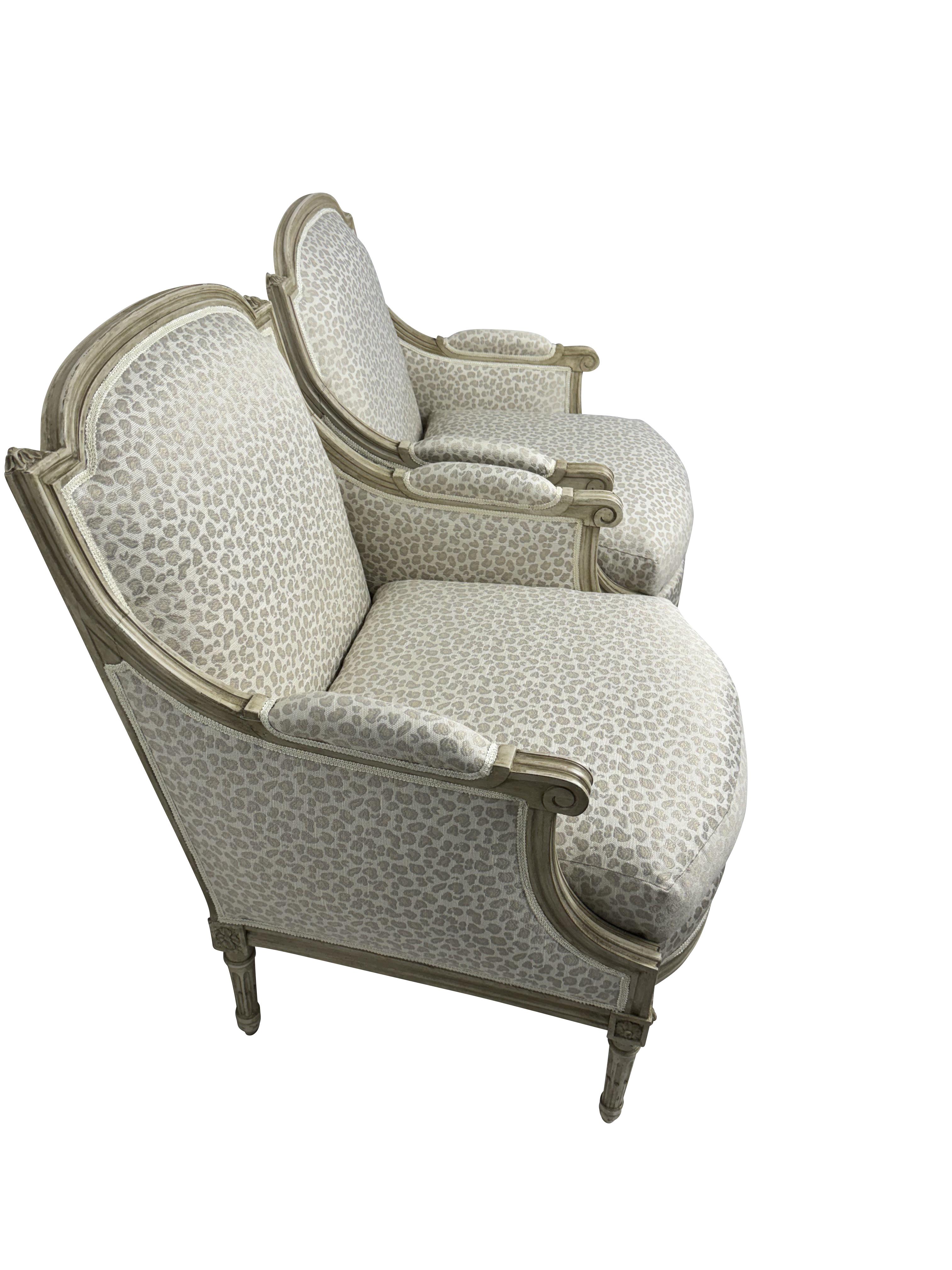 Coppia di sedie bergere in stile francese Luigi XVI con tessuto beige a stampa animale in vendita 2