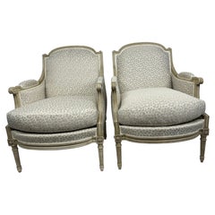Paire de chaises Bergere de style français Louis XVI avec tissu beige imprimé animalier