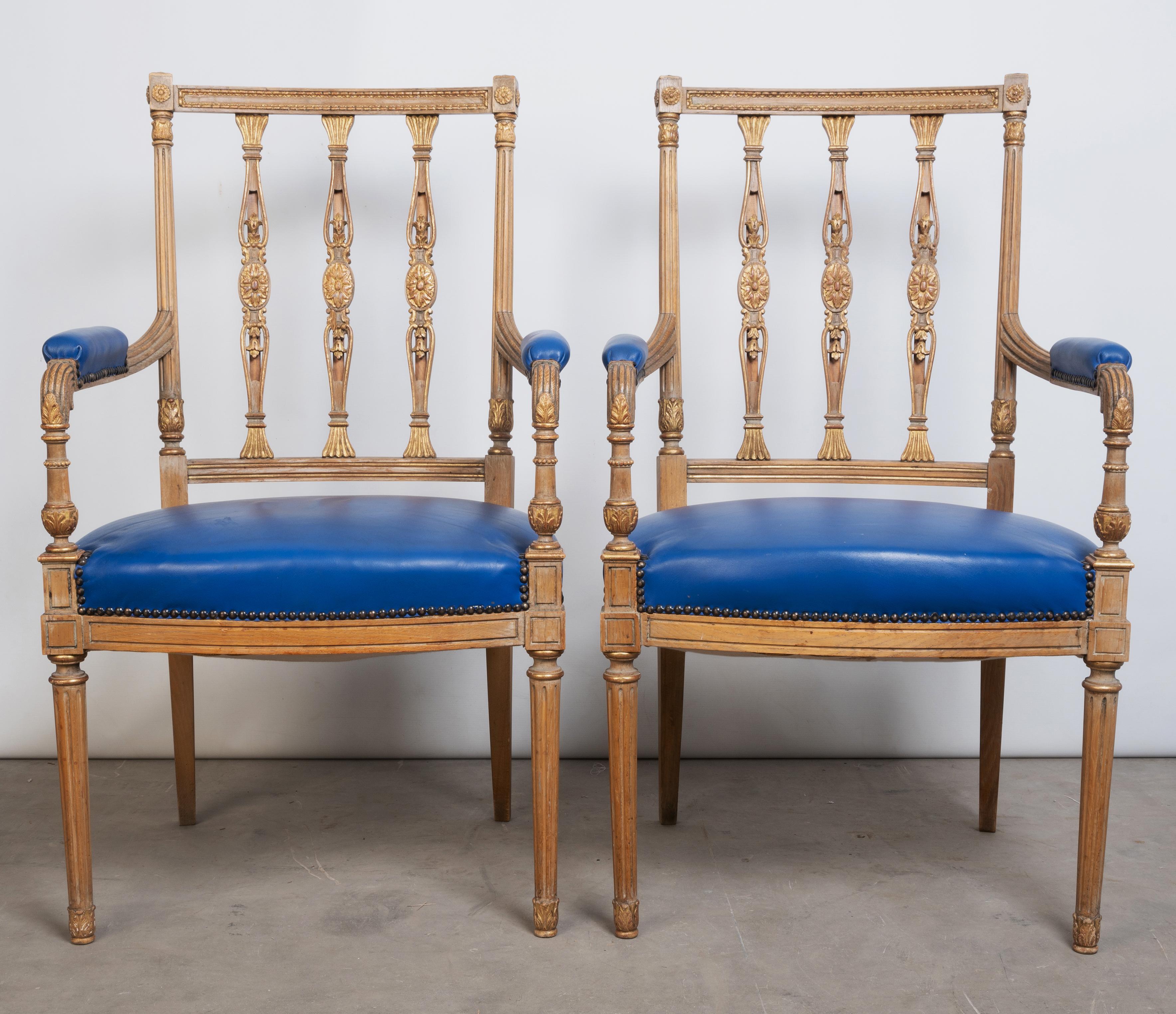 SIMON LOSCERTALES BONA, SPAGNA 1950 CA.

Coppia di poltrone aperte in stile francese, con tre schienali intagliati e traforati, rivestite in ecopelle blu, su gambe affusolate tornite e scanalate. 

99 cm di altezza x 56 cm di larghezza x 50 cm di