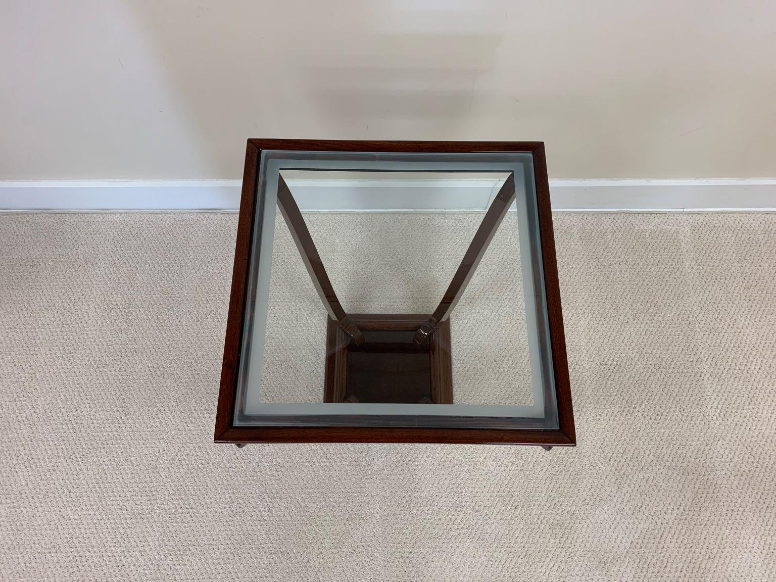 20ième siècle Paire de tables d'appoint profilées de style français Art Déco avec plateau en verre en vente
