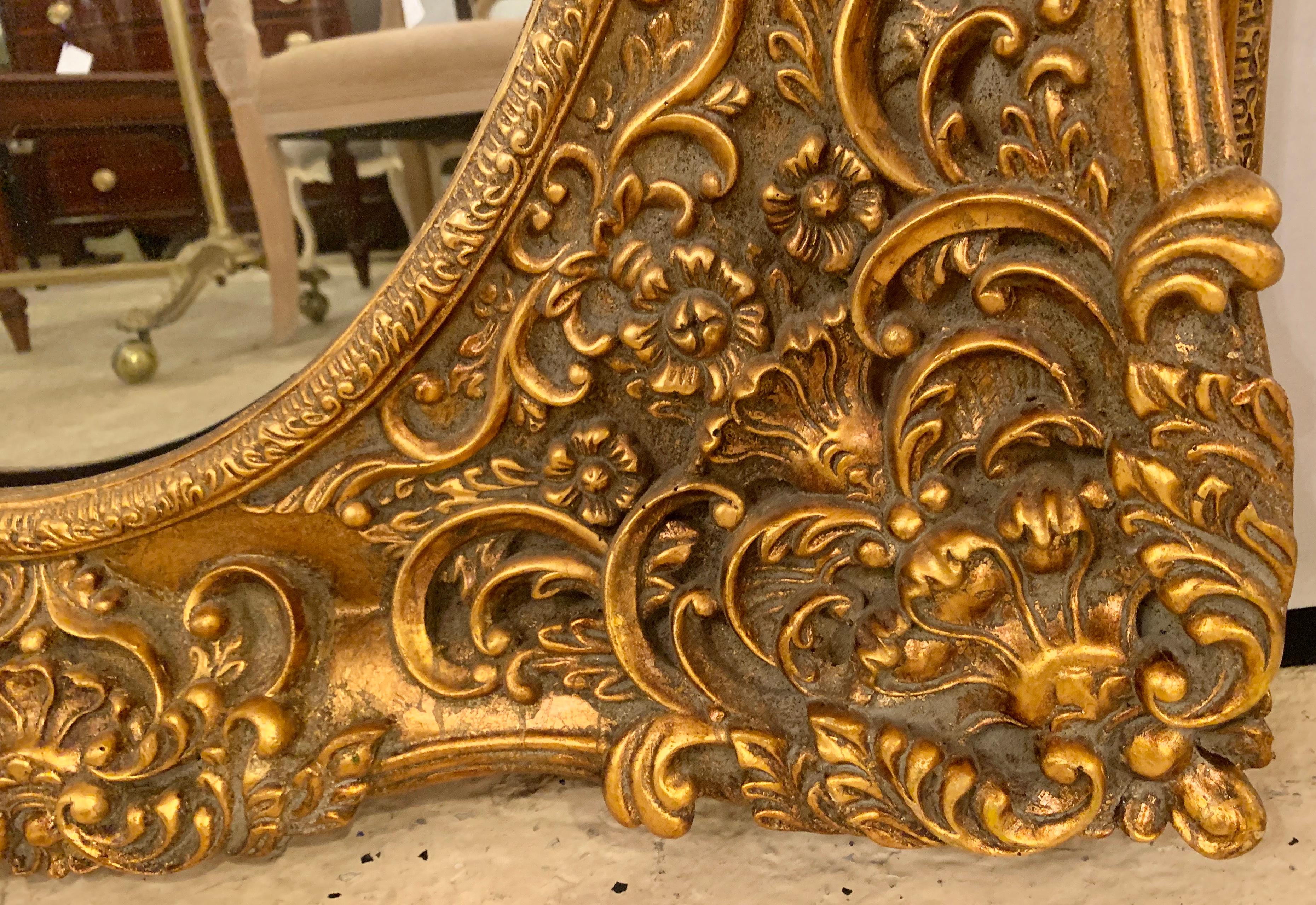 Coppia di specchi da parete, da console o da molo in stile francese. Gesso dorato e legno. in vendita 6