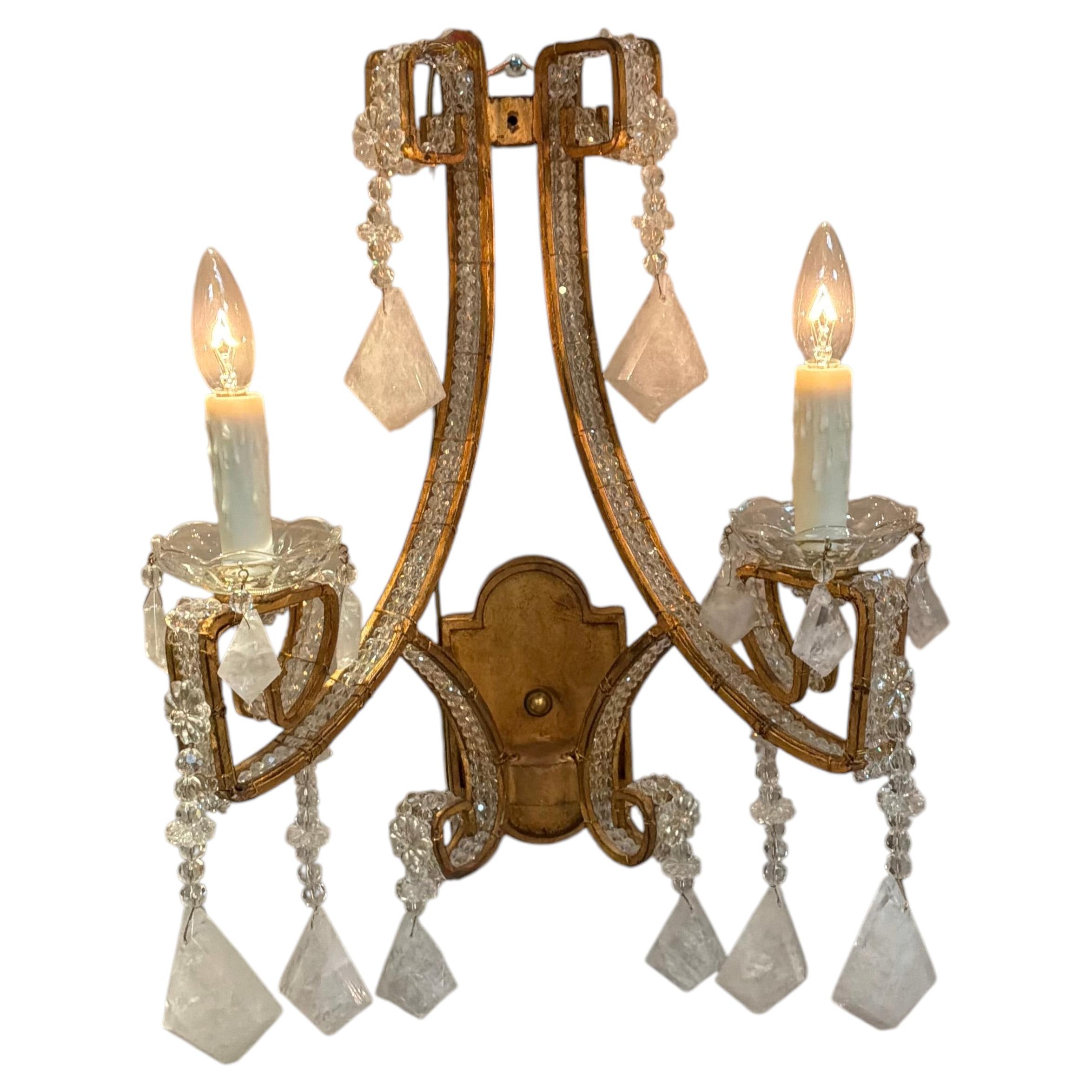 Coppia di applique da parete in stile francese con metallo dorato e cristallo di rocca