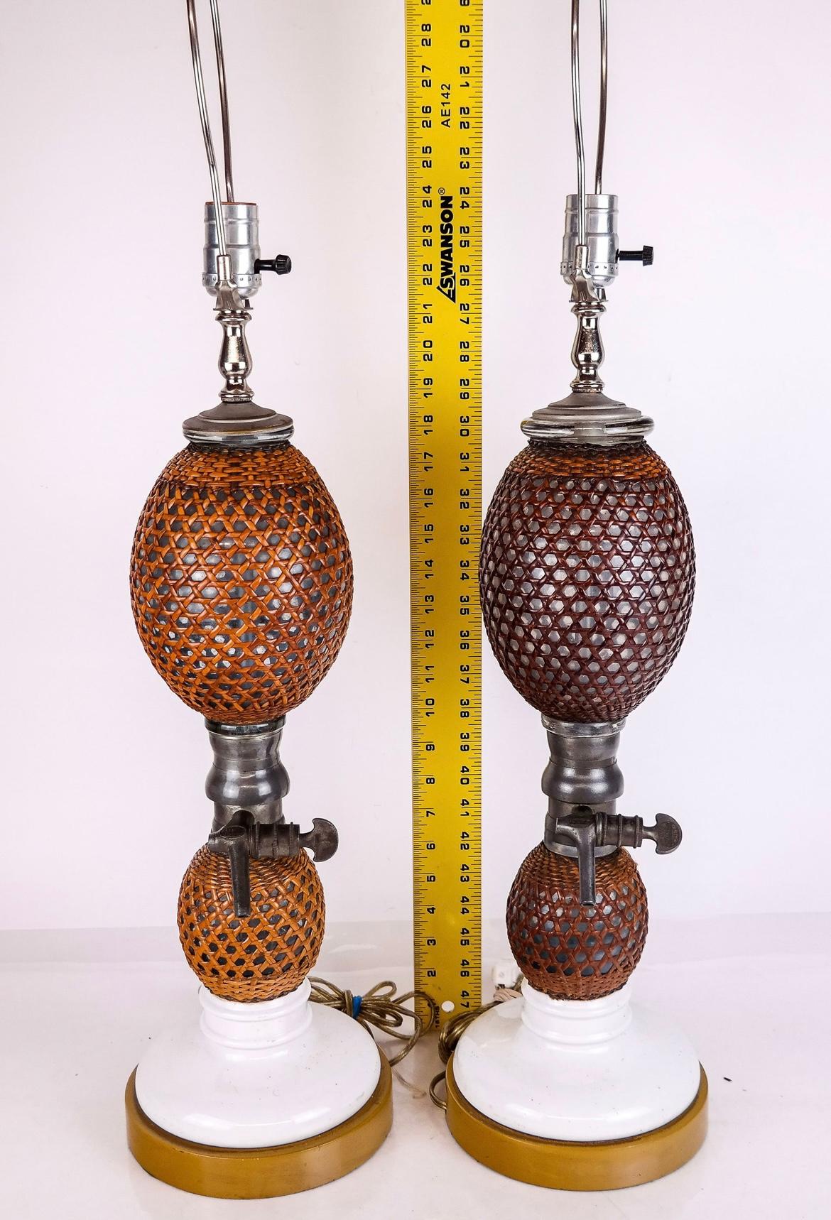 Un par de botellas de refresco de sifón de París del siglo XIX convertidas en lámparas de sobremesa. Canes sobre cristal, con herrajes de peltre y bases de porcelana. 33