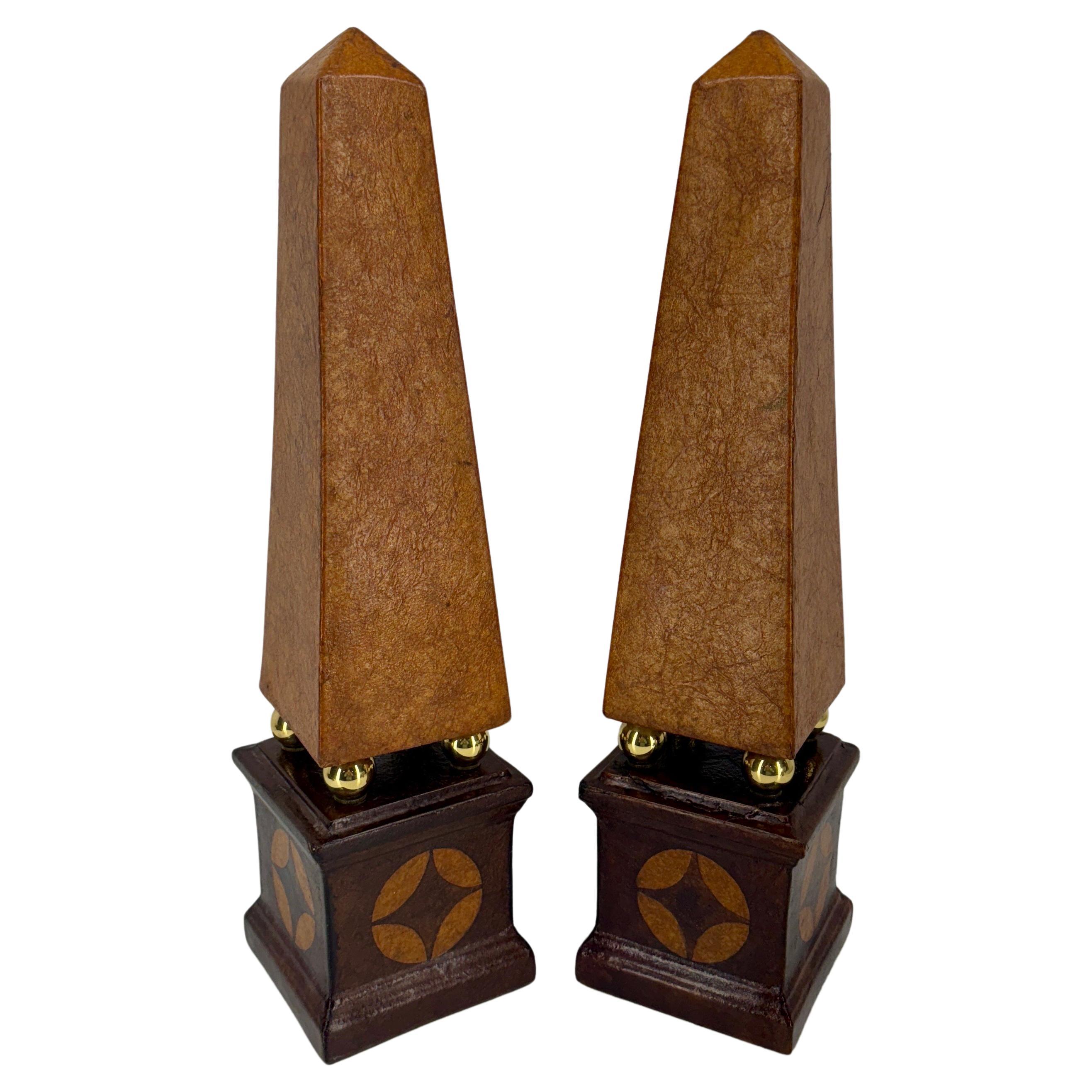 Paar französische Obelisken mit hohem Leder umwickelt und Messing aus Messing  (Handgefertigt) im Angebot