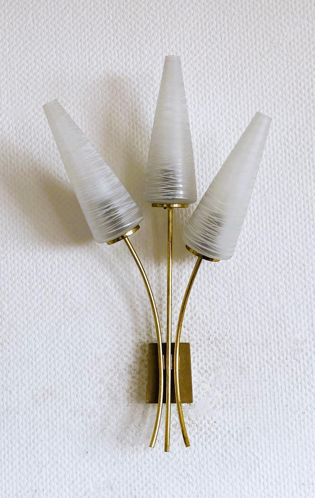 Mid-Century Modern Paire d'appliques murales à trois lumières en laiton de la Maison Arlus, années 1950 en vente
