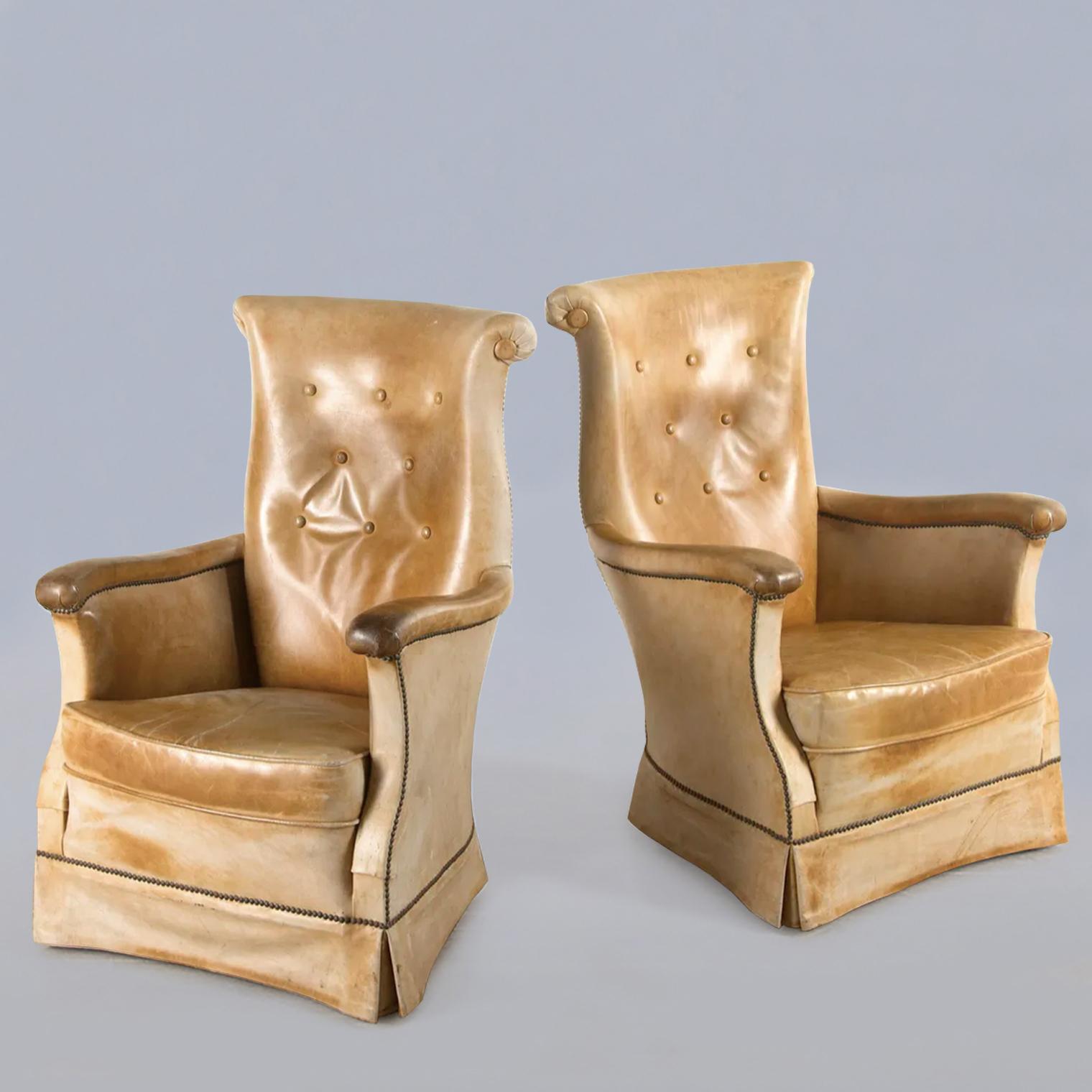 Merveilleux fauteuils français en beau cuir beige pâle, accoudoirs et dossier minces. Extrêmement confortable et élégante.
 