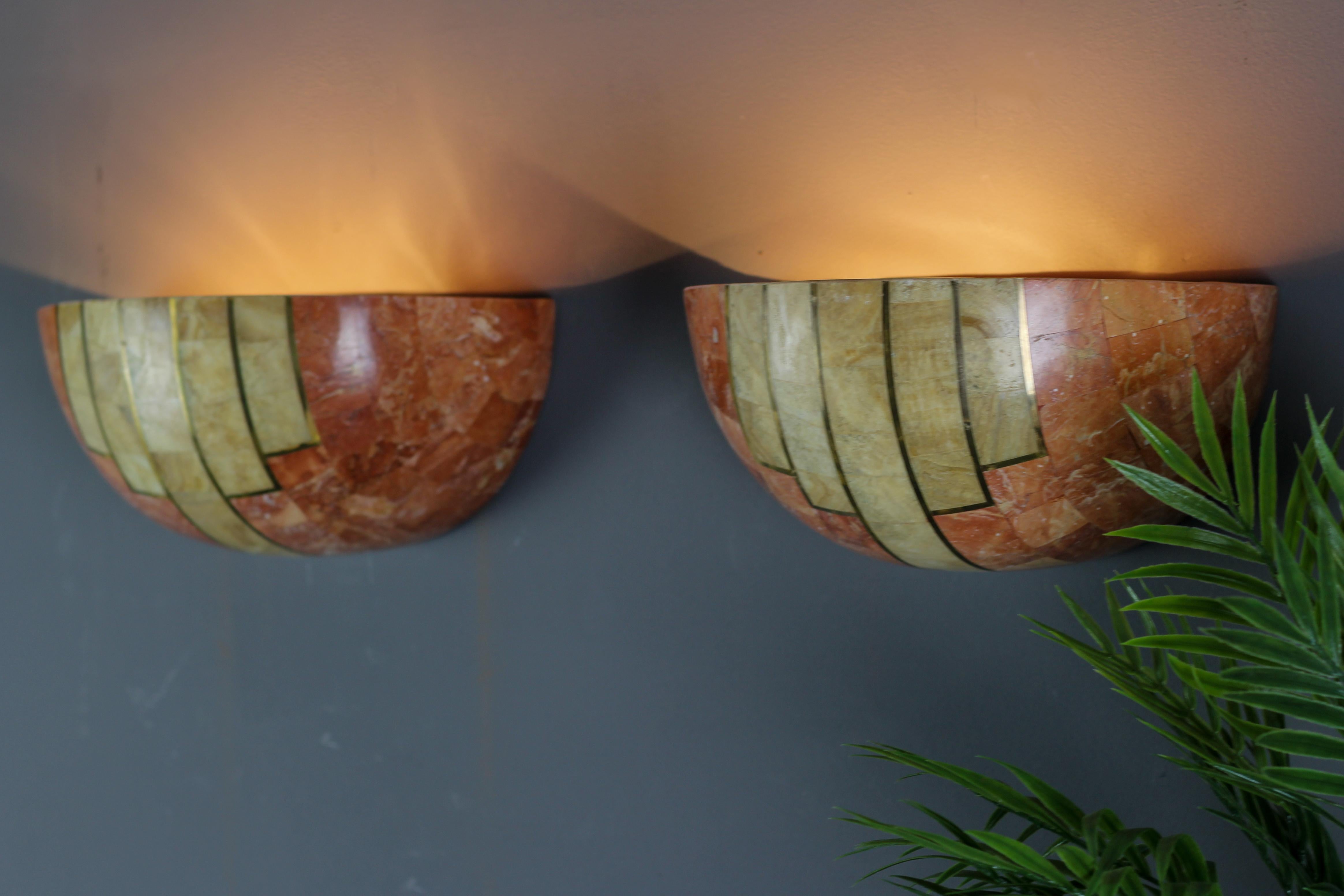 Wunderschönes Paar Demilune oder Halbmond-Leuchten von Louis Drimmer Rodez aus Terrakotta mit Marmorabdeckung und Messingverkleidung. Frankreich, die 1970er und 1980er Jahre.
Jeder Wandleuchter hat eine Fassung für eine Glühbirne der Größe E 27 (E