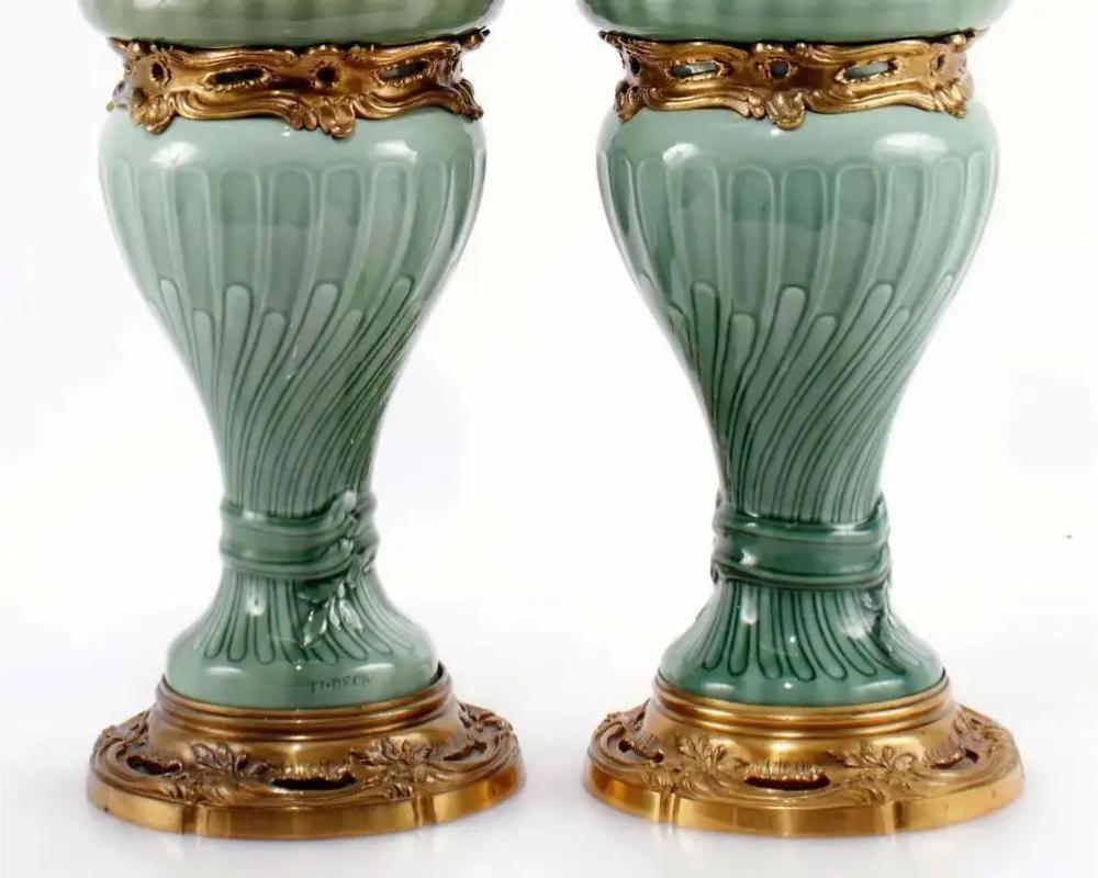 Ein Paar französischer Theodore Deck ( 1823-1891) Porzellanlampen mit Ormolu-Montage, um 1870.  

Ein sehr elegantes Paar celadongrüner Porzellanlampen im chinesischen Geschmack, montiert mit hochwertigen französischen Bronzebeschlägen.  

Beide