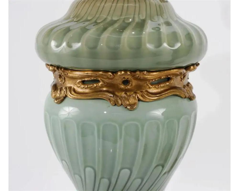 Paar französische Theodore Deck Ormolu-gefasste Celadon-Porzellanlampen (19. Jahrhundert) im Angebot