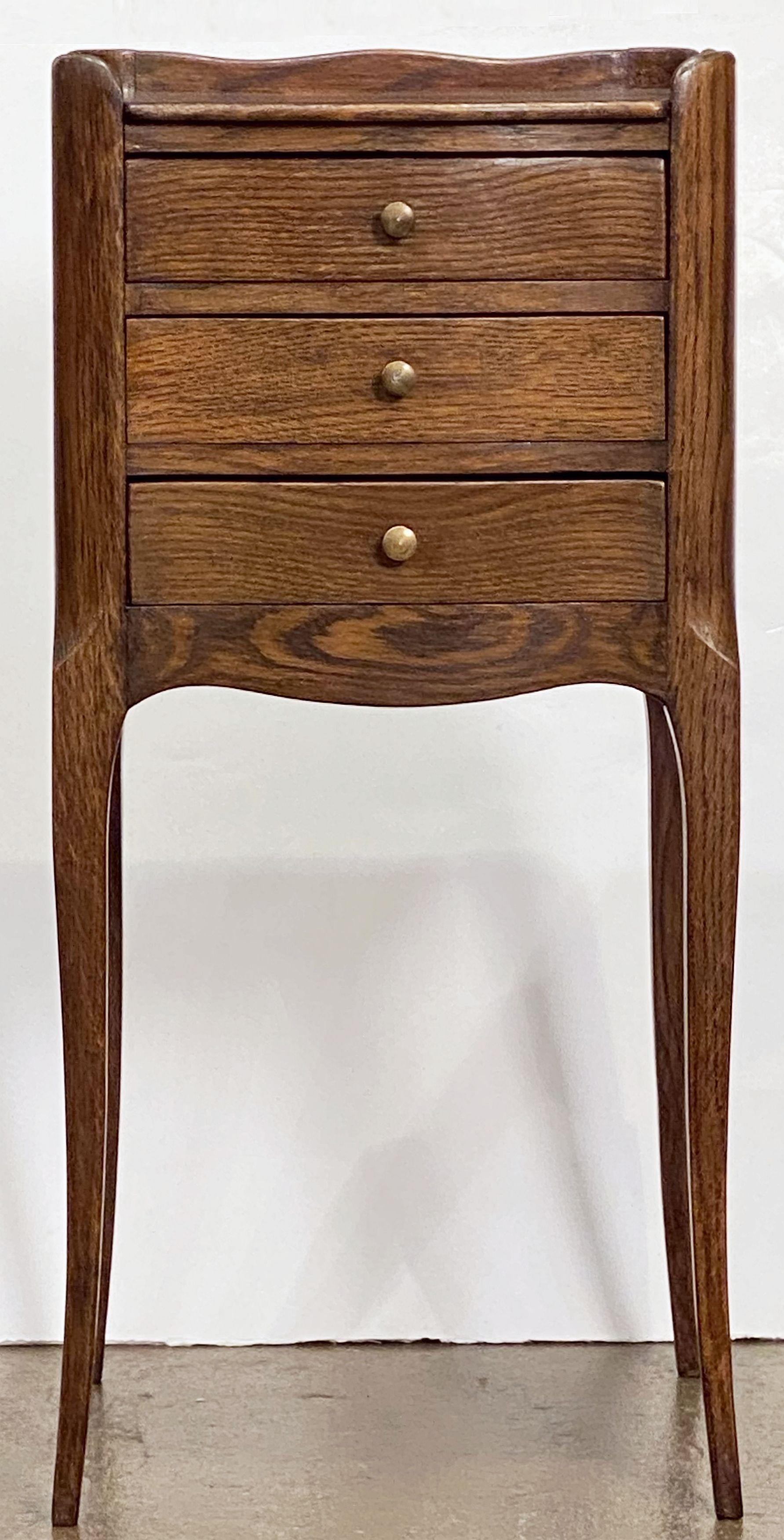 Pair of French Three-Drawer Bedside End Tables or Nightstands of Oak In Good Condition In Austin, TX