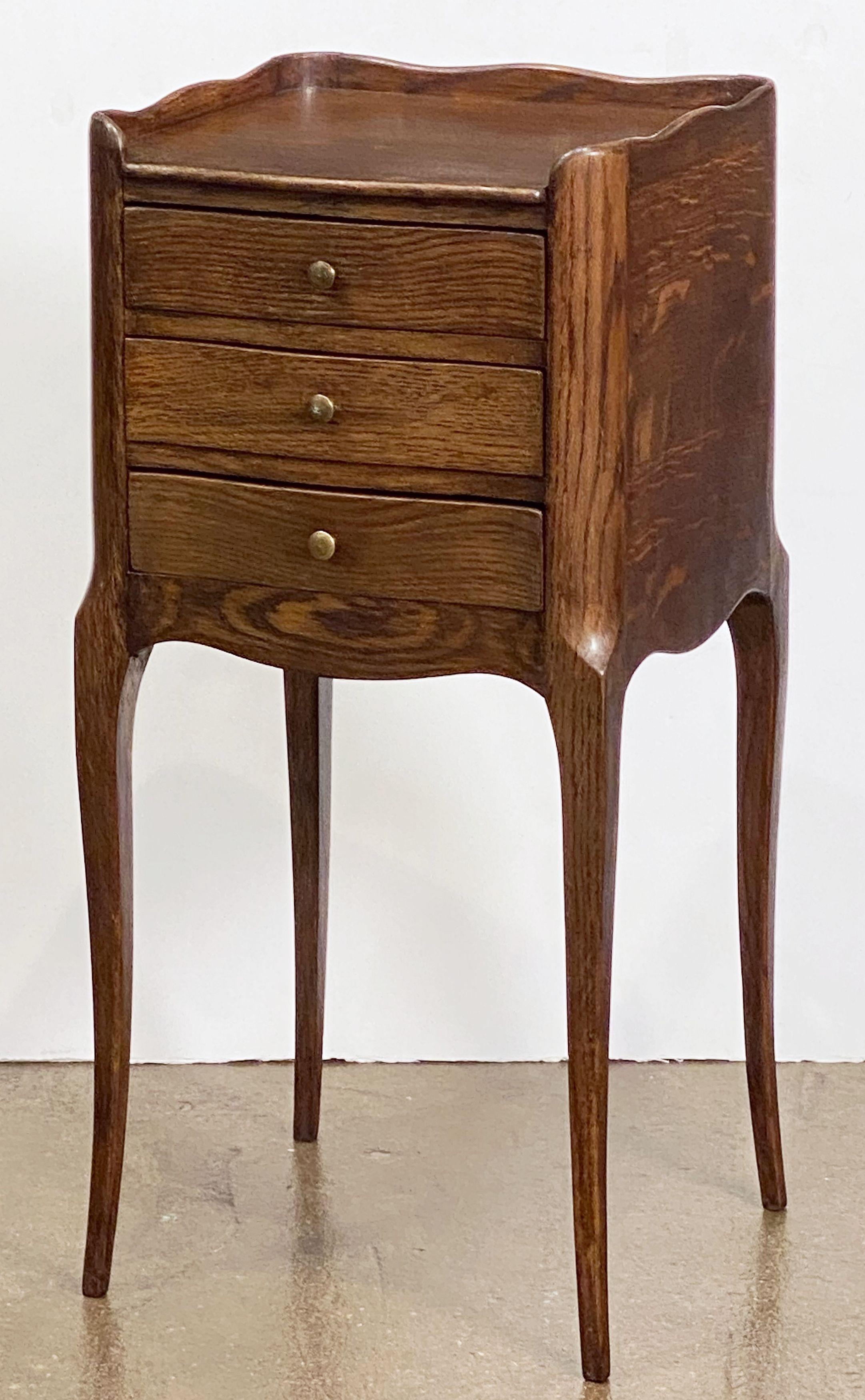 20th Century Pair of French Three-Drawer Bedside End Tables or Nightstands of Oak
