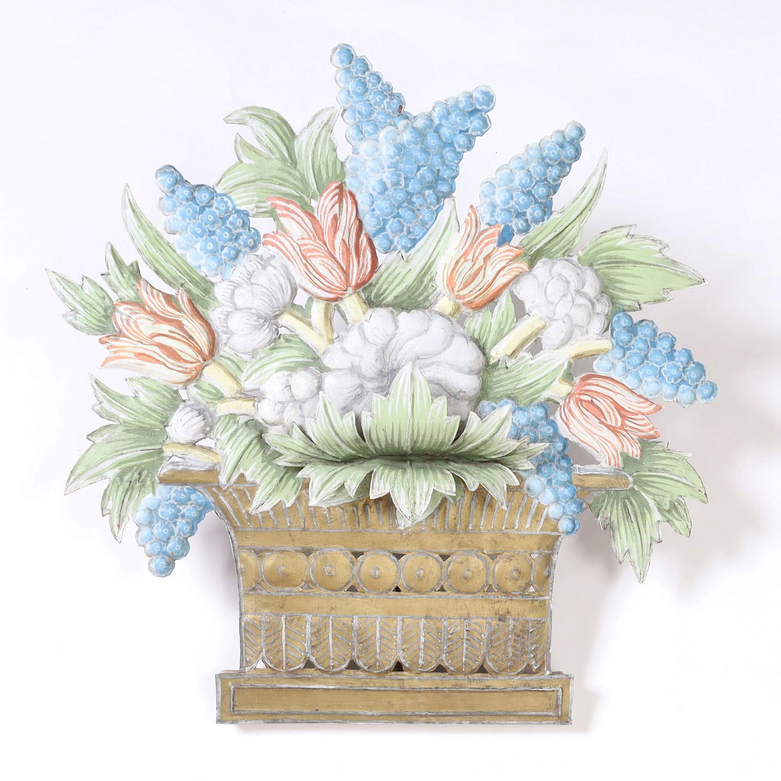 Ein Paar Wandleuchter aus gepresstem Messing mit einem in Trompe-l'oeil-Technik dekorierten Blumenbouquet über einem stilisierten Pflanzgefäß aus Messing.