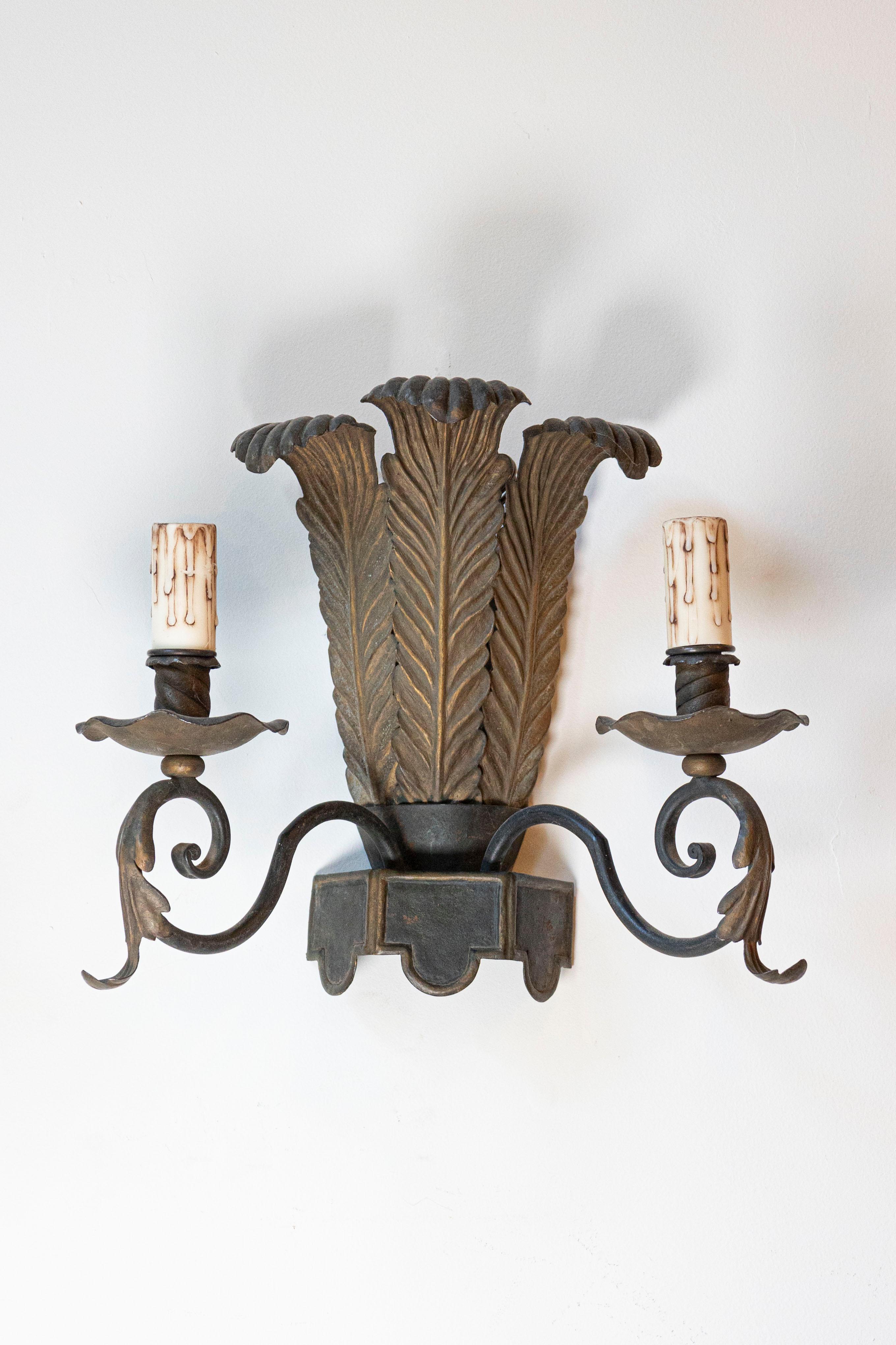 Louis XVI Paire d'appliques à deux lumières en tôle française avec motifs de plumes d'autruche, vers 1890 en vente