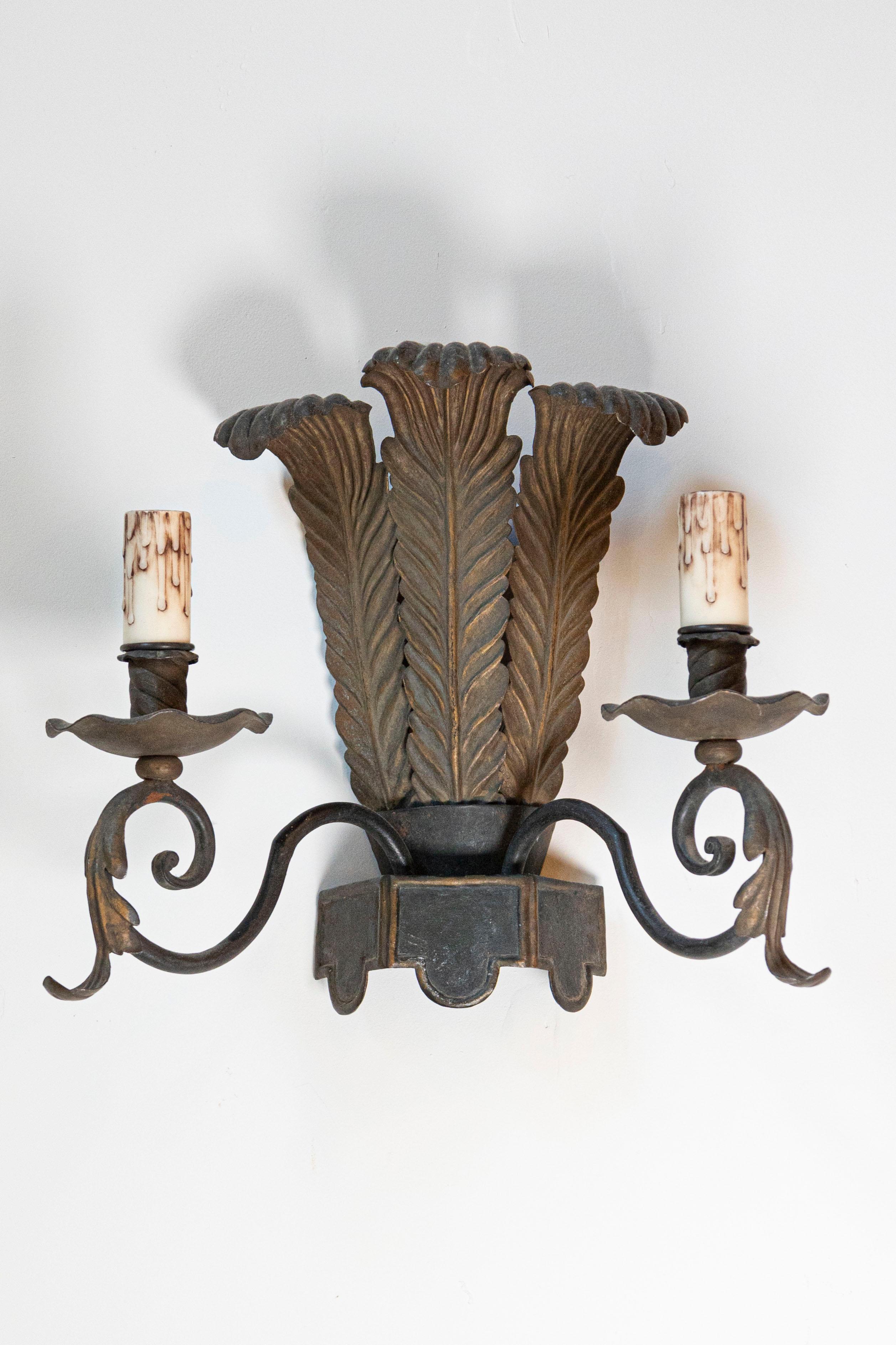 Français Paire d'appliques à deux lumières en tôle française avec motifs de plumes d'autruche, vers 1890 en vente