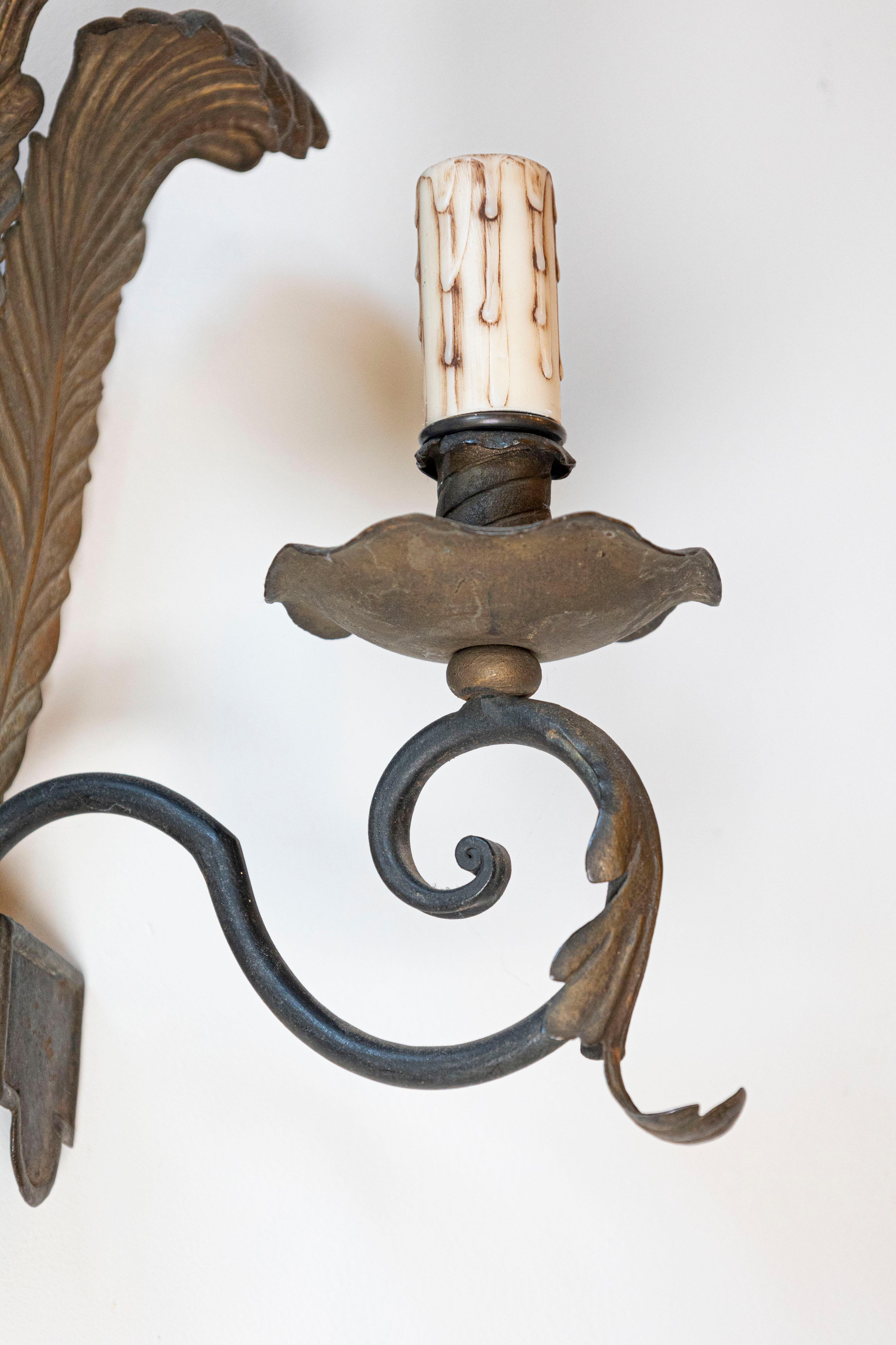 Paire d'appliques à deux lumières en tôle française avec motifs de plumes d'autruche, vers 1890 Bon état - En vente à Atlanta, GA
