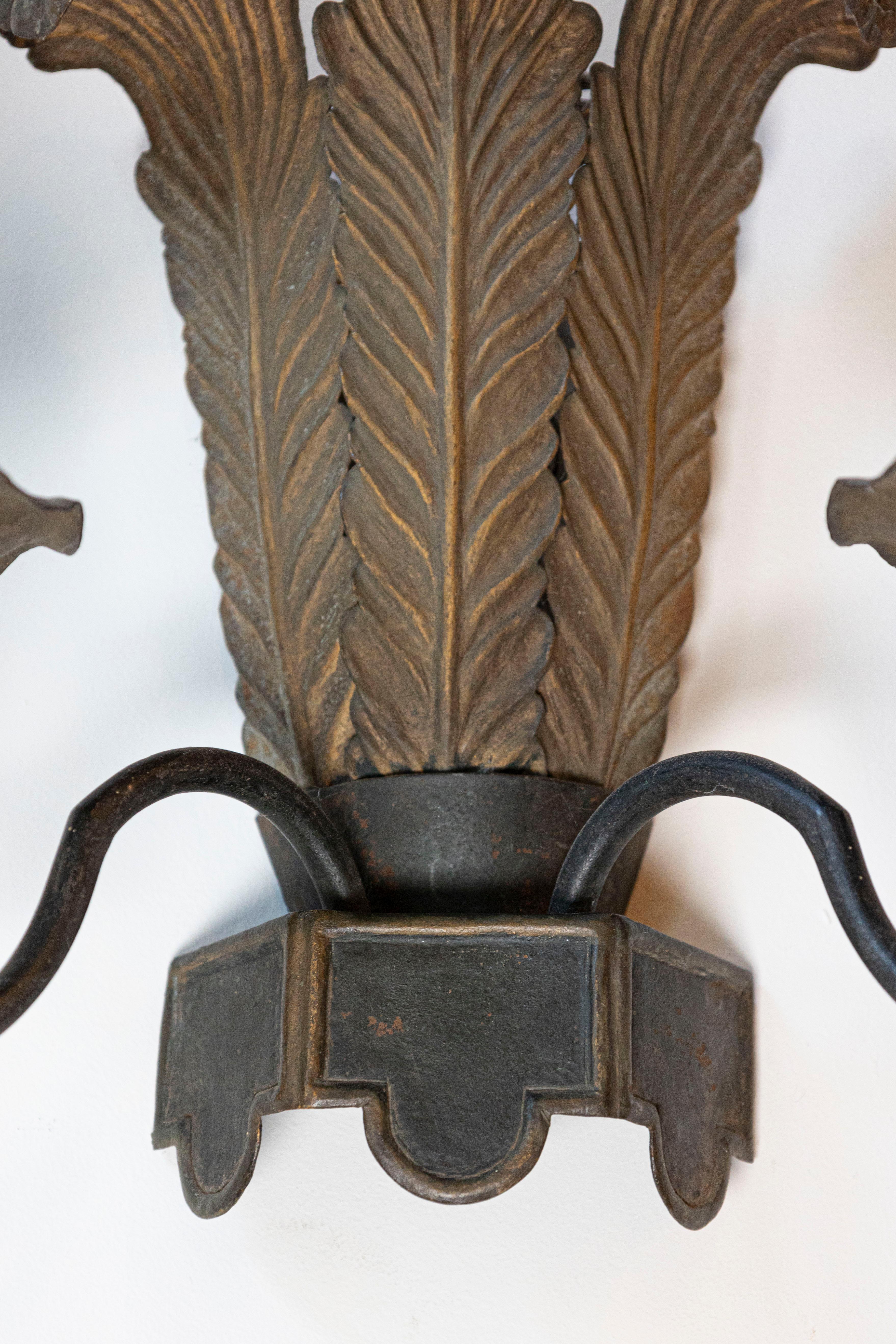 XIXe siècle Paire d'appliques à deux lumières en tôle française avec motifs de plumes d'autruche, vers 1890 en vente