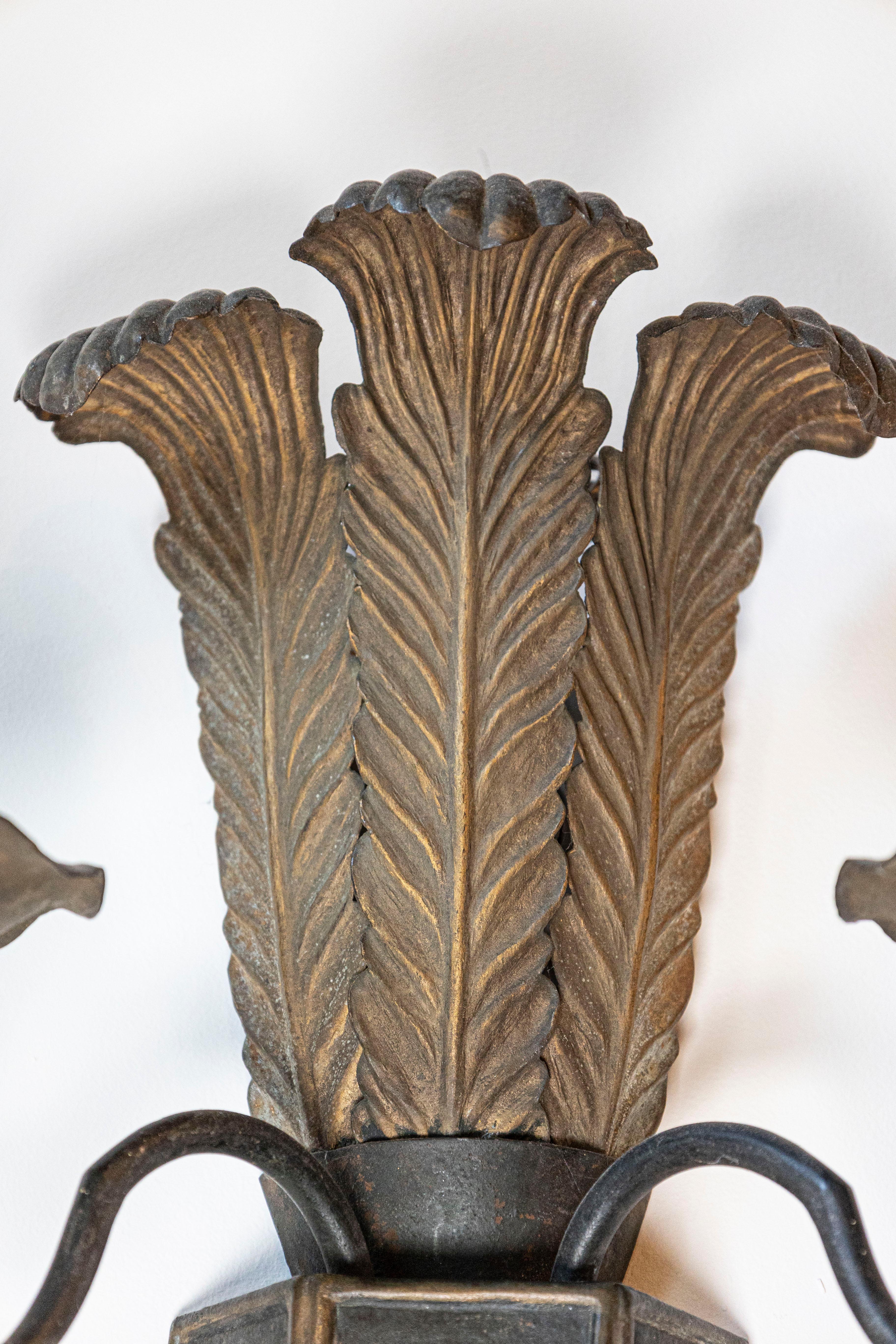 Tôle Paire d'appliques à deux lumières en tôle française avec motifs de plumes d'autruche, vers 1890 en vente