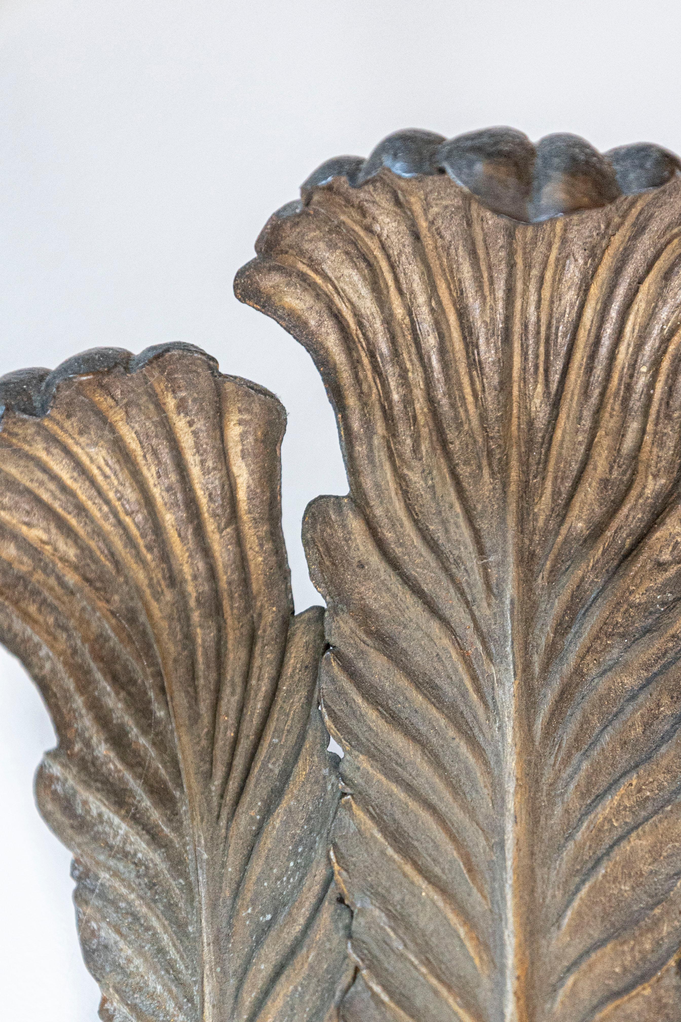 Paire d'appliques à deux lumières en tôle française avec motifs de plumes d'autruche, vers 1890 en vente 1