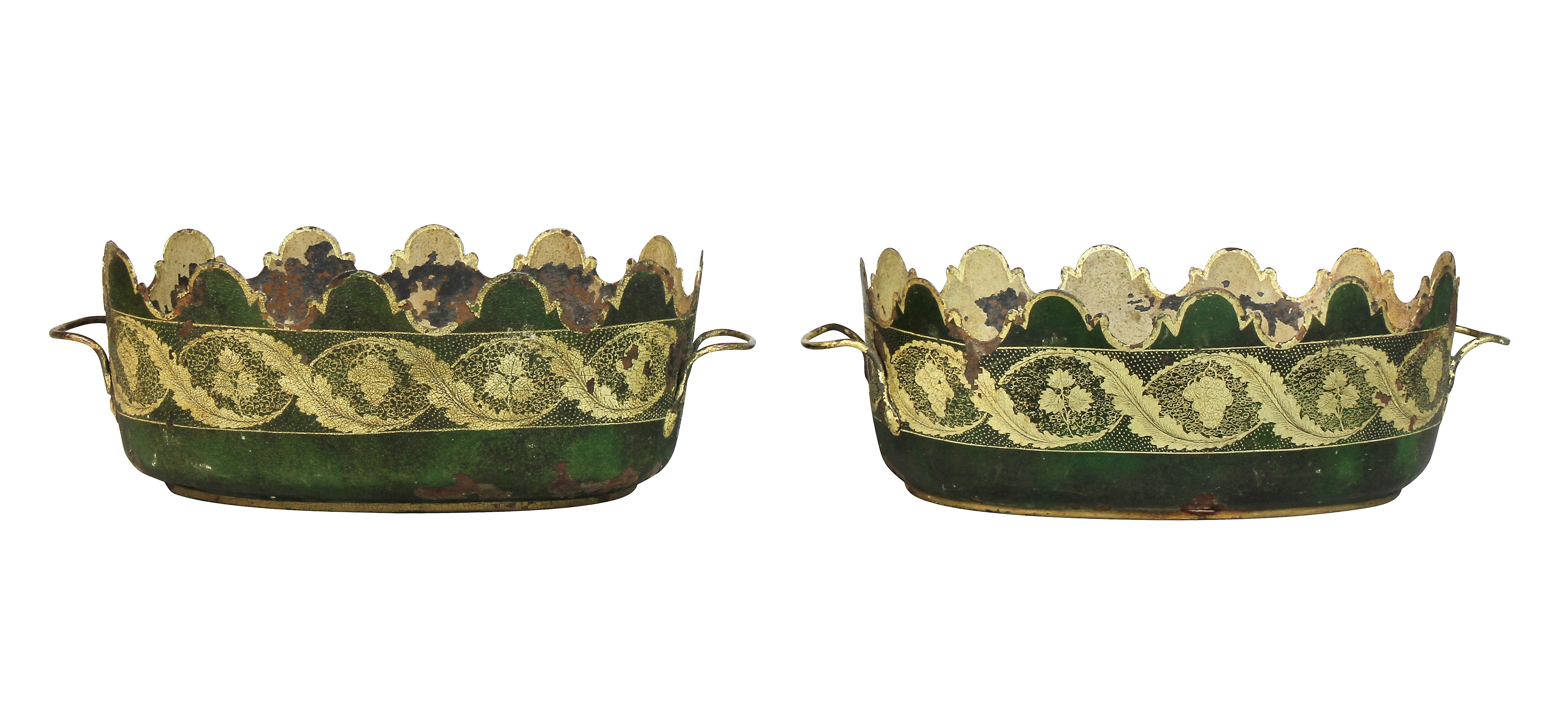Ciascuna dipinta di verde con decorazioni rinceaux dorate. Forma ovale con manici ad anello.