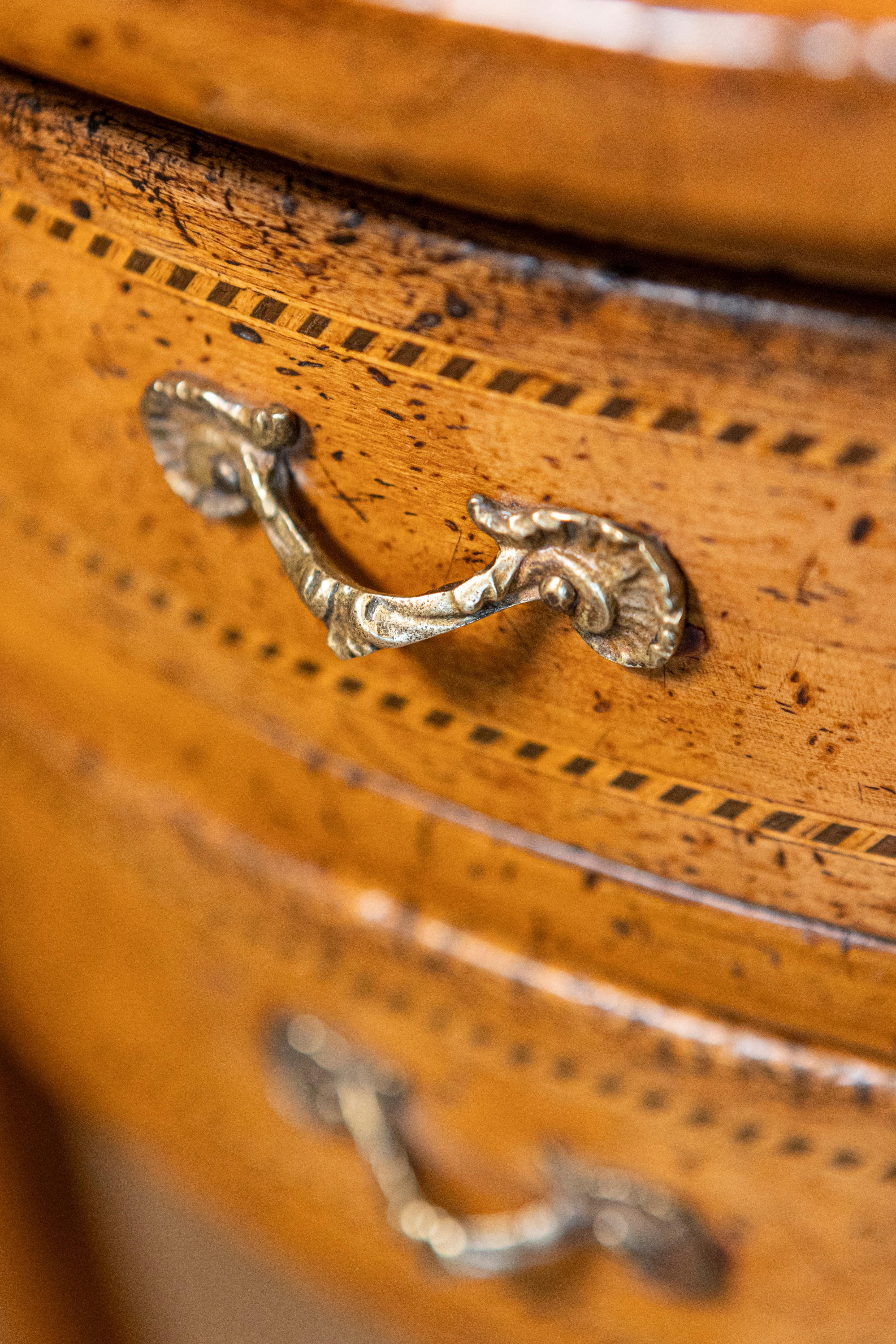 Pair of French Transition Style Oval-Shaped Fruitwood Bedside Tables with Inlay For Sale 3