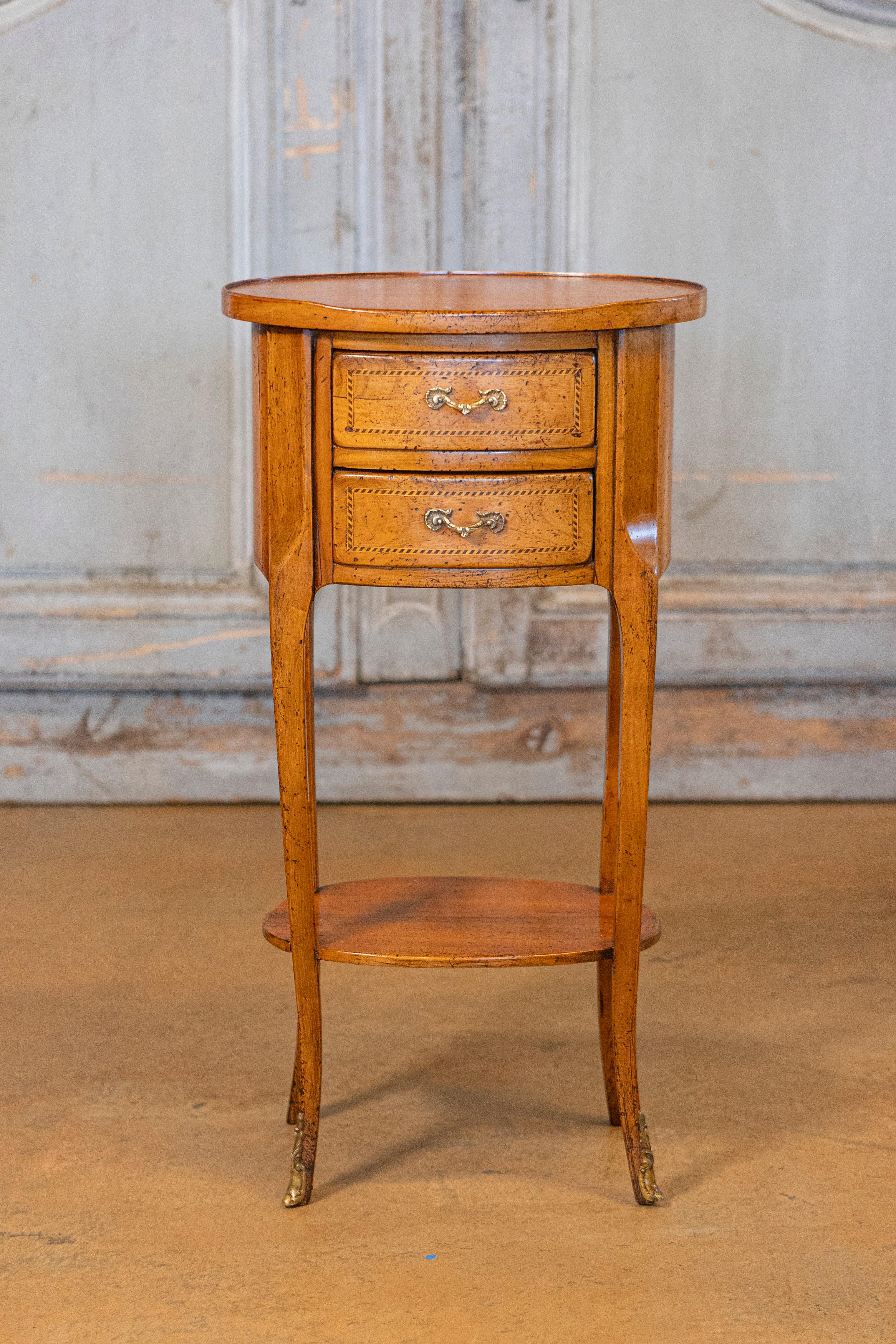 Pair of French Transition Style Oval-Shaped Fruitwood Bedside Tables with Inlay In Good Condition For Sale In Atlanta, GA