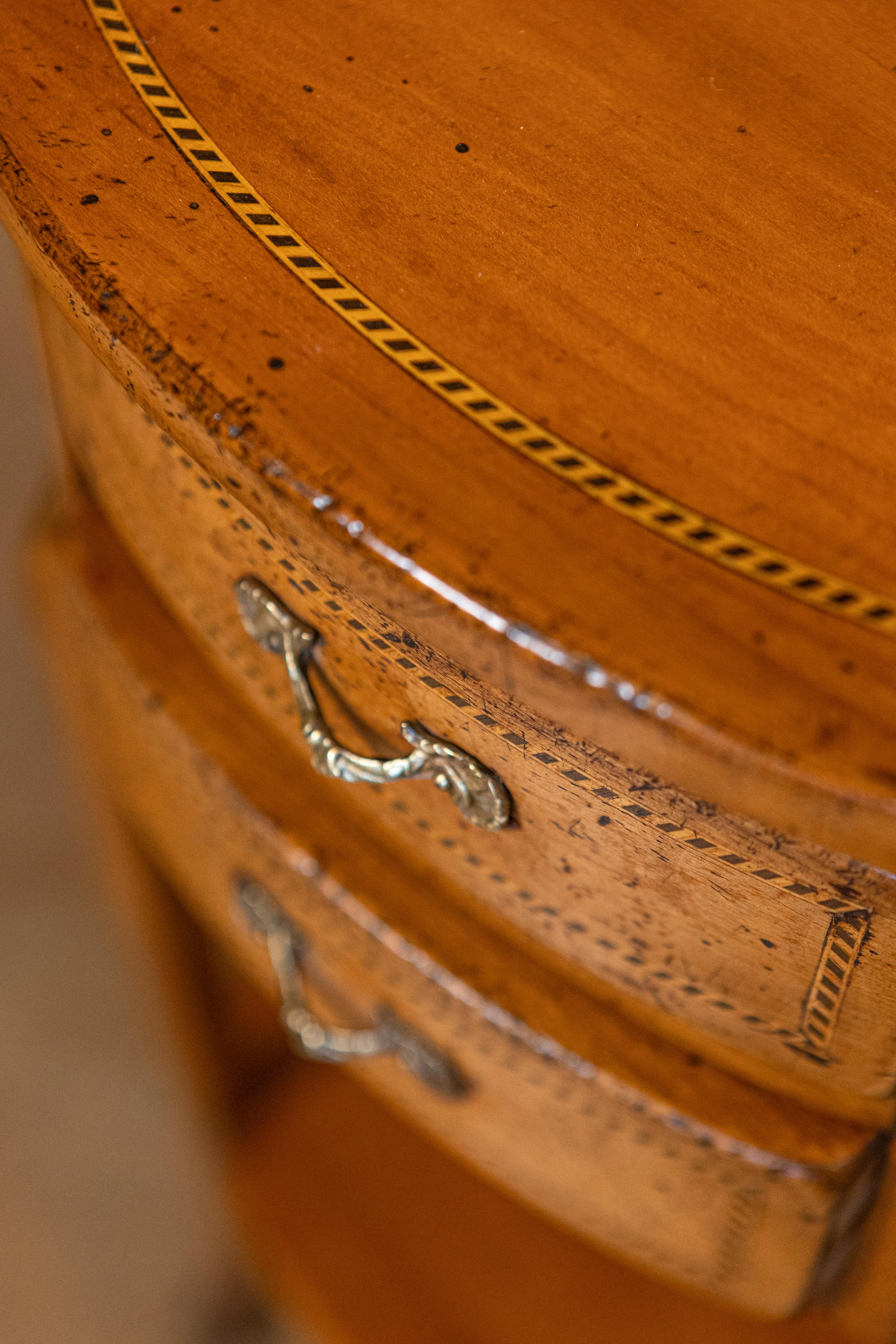 Pair of French Transition Style Oval-Shaped Fruitwood Bedside Tables with Inlay For Sale 2