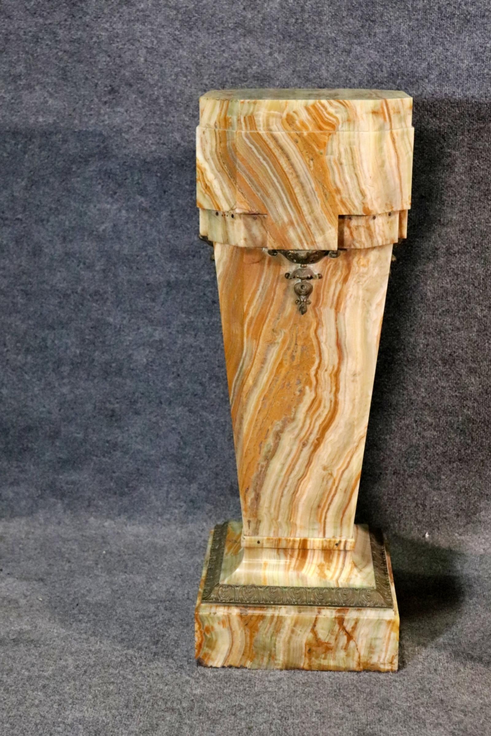 Pair of French Transitional Louis XVI to Art Deco Style Green Onyx Pedestals In Good Condition For Sale In Swedesboro, NJ