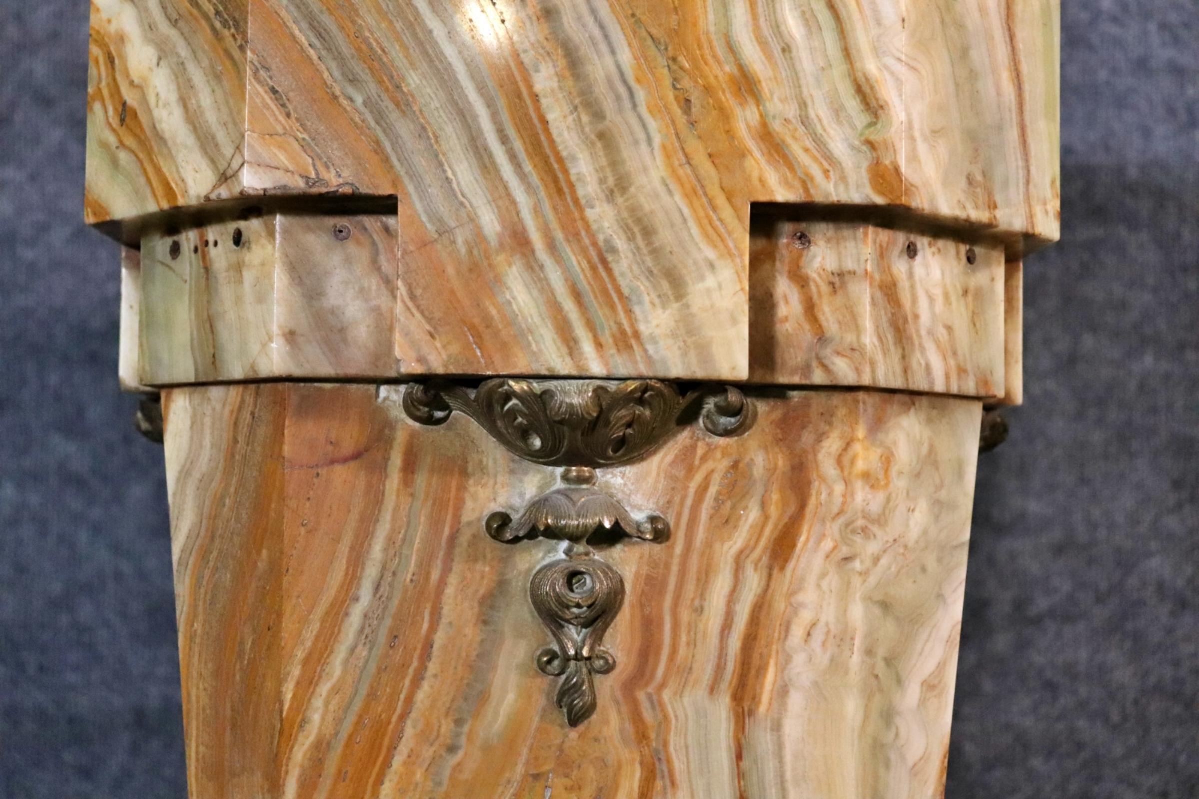 Pair of French Transitional Louis XVI to Art Deco Style Green Onyx Pedestals For Sale 3