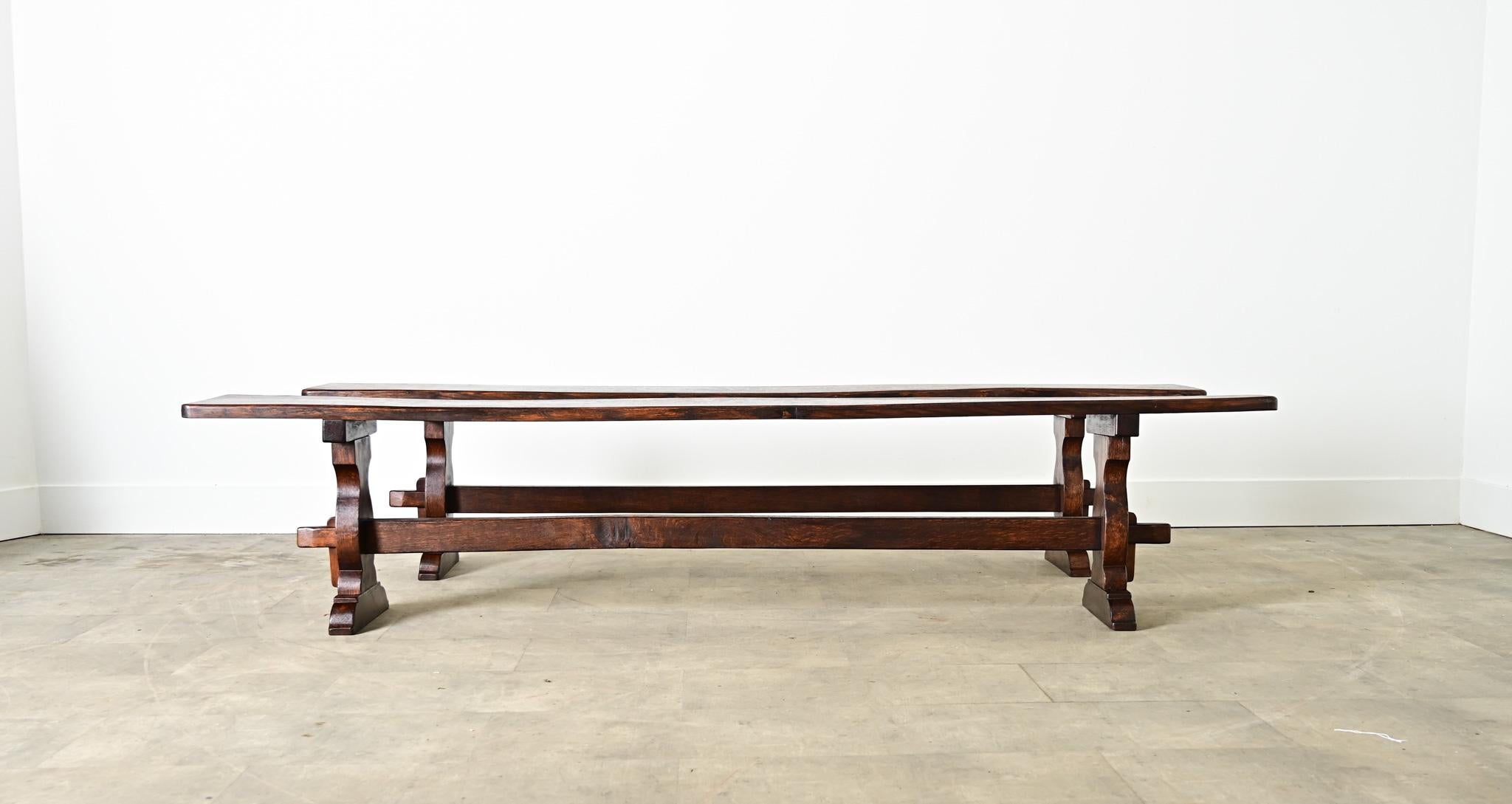 Une belle paire de bancs en chêne français du 19ème siècle avec des planches simples sur des bases de tréteaux substantielles. Ces magnifiques bancs ont une couleur et une patine magnifiques, avec une belle expression dans le grain. Les bords