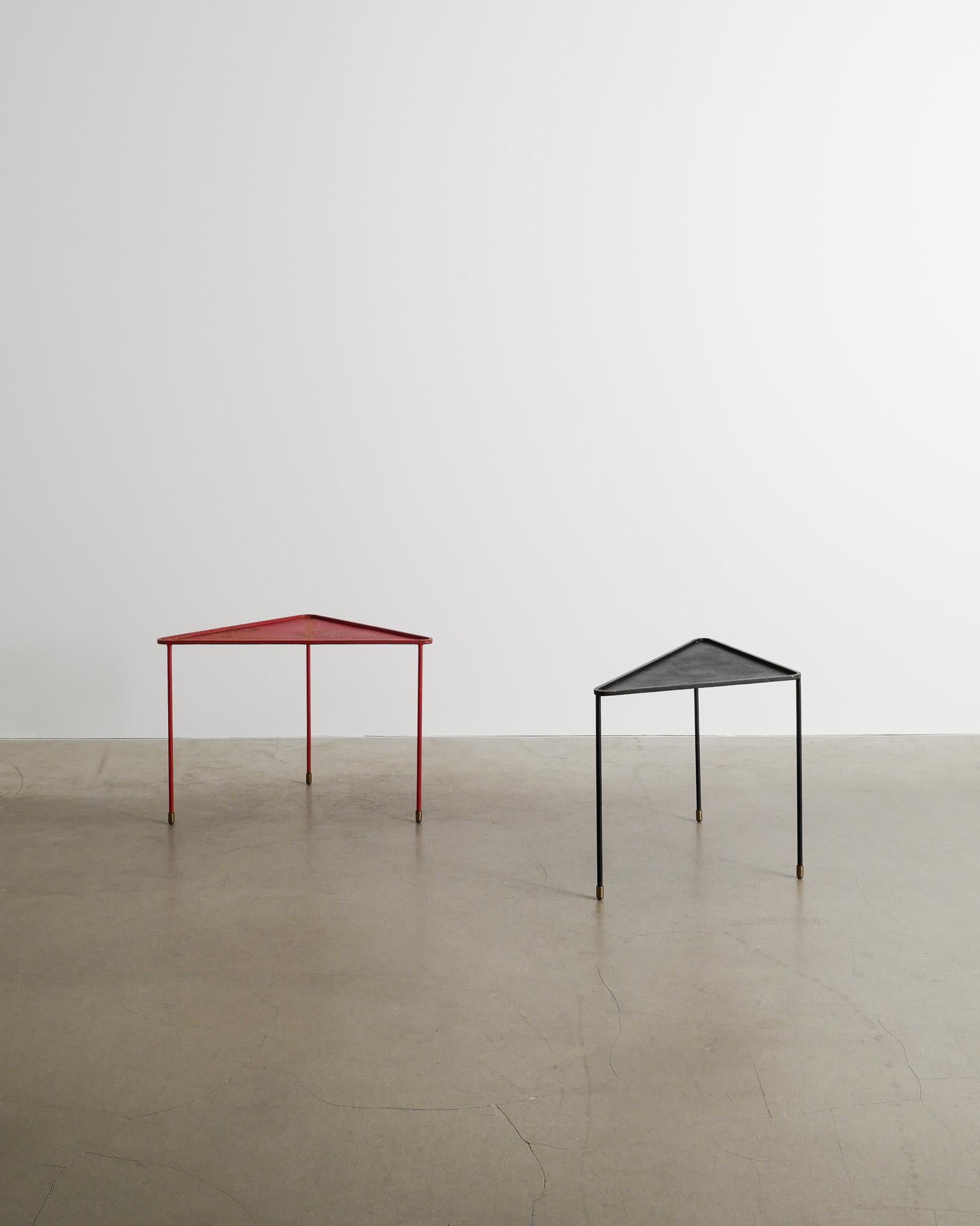 Rara coppia di tavolini triangolari a treppiede della metà del secolo scorso in metallo laccato nero e rosso con piedi decorativi in ottone patinato di Mathieu Matégot per A. Simon Paris, anni '50. In buone condizioni originali con una leggera e