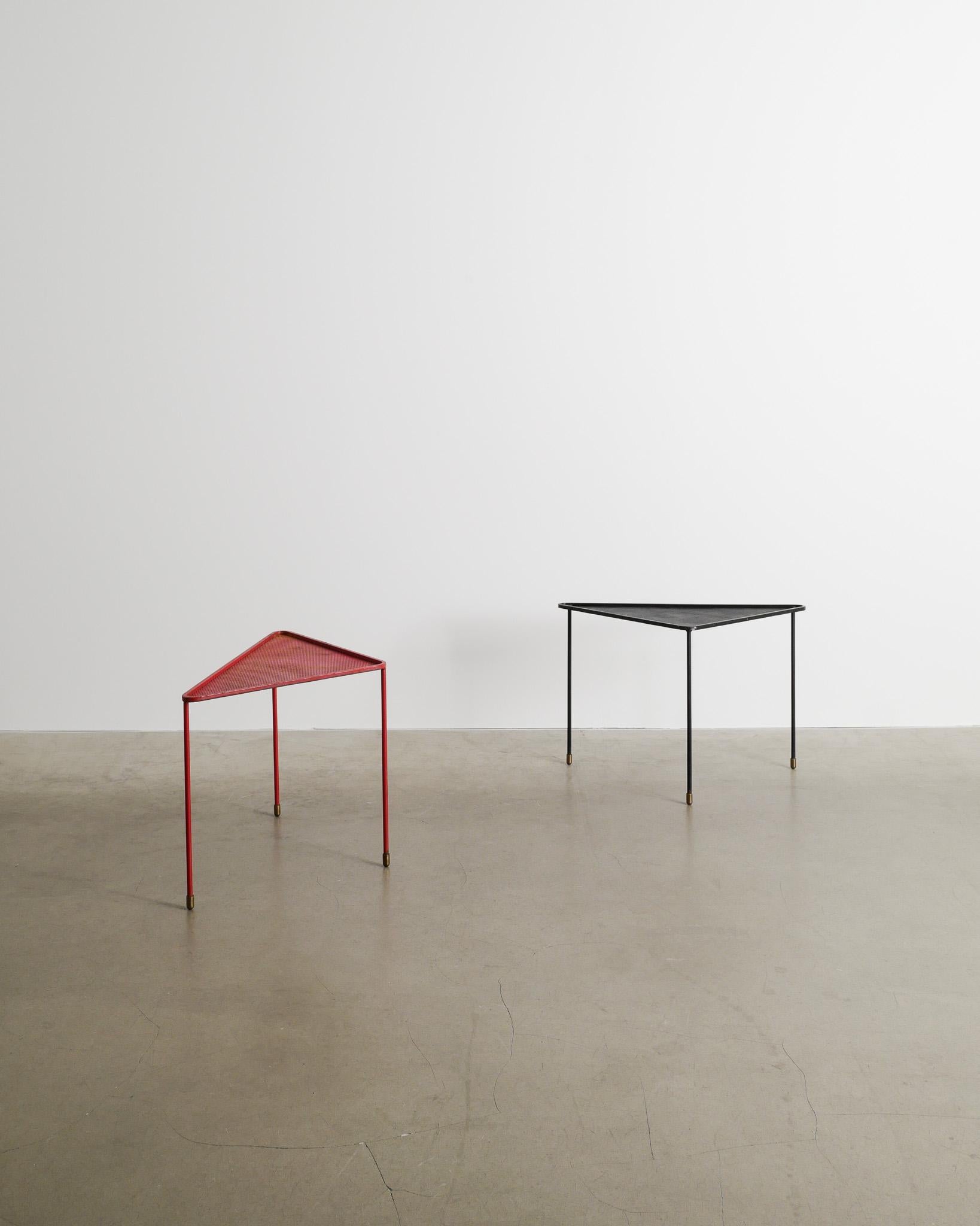 Mid-Century moderno Coppia di tavoli francesi a triangolo in metallo nero e rosso di metà secolo di Mathieu Matégot in vendita