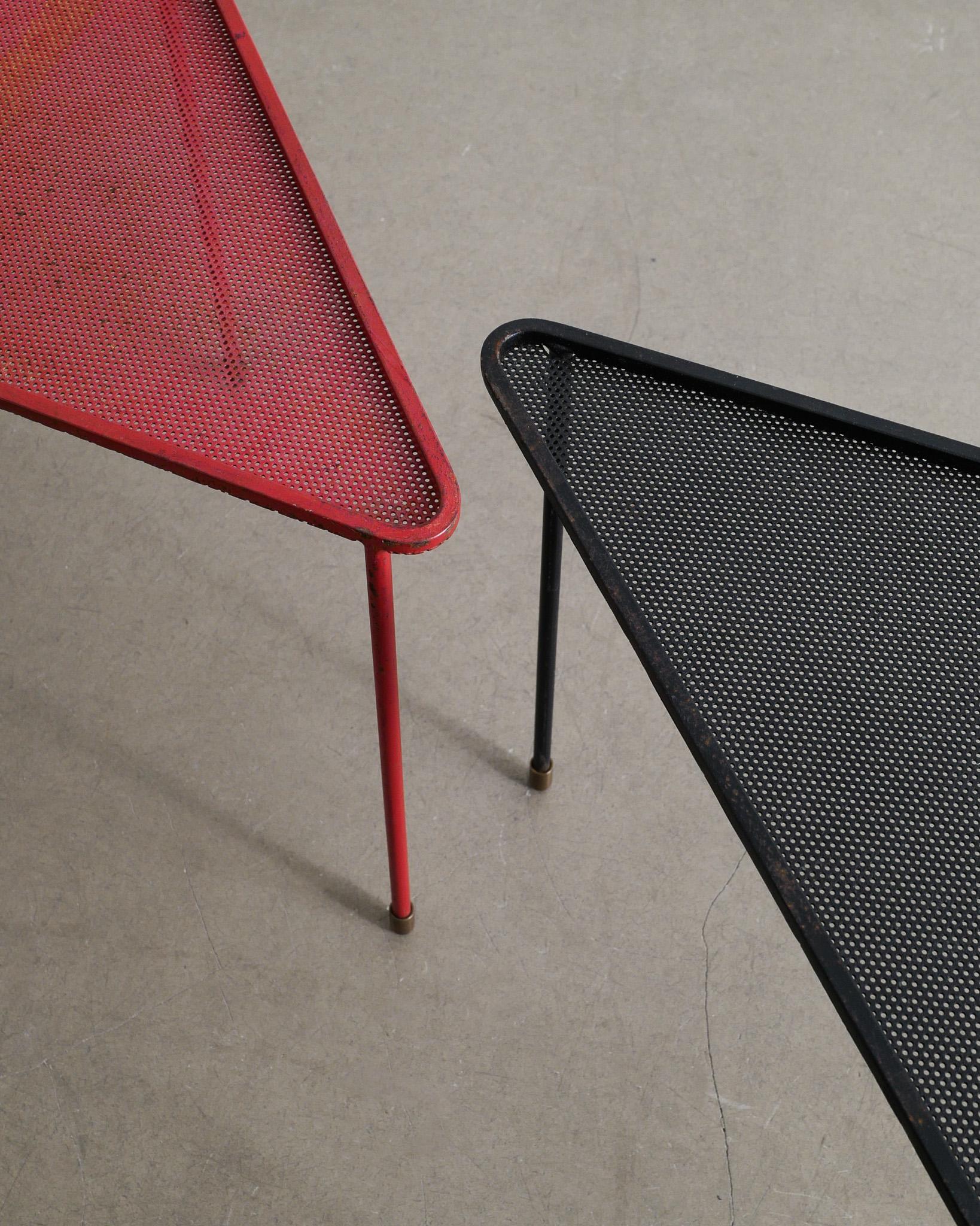 Metà XX secolo Coppia di tavoli francesi a triangolo in metallo nero e rosso di metà secolo di Mathieu Matégot in vendita