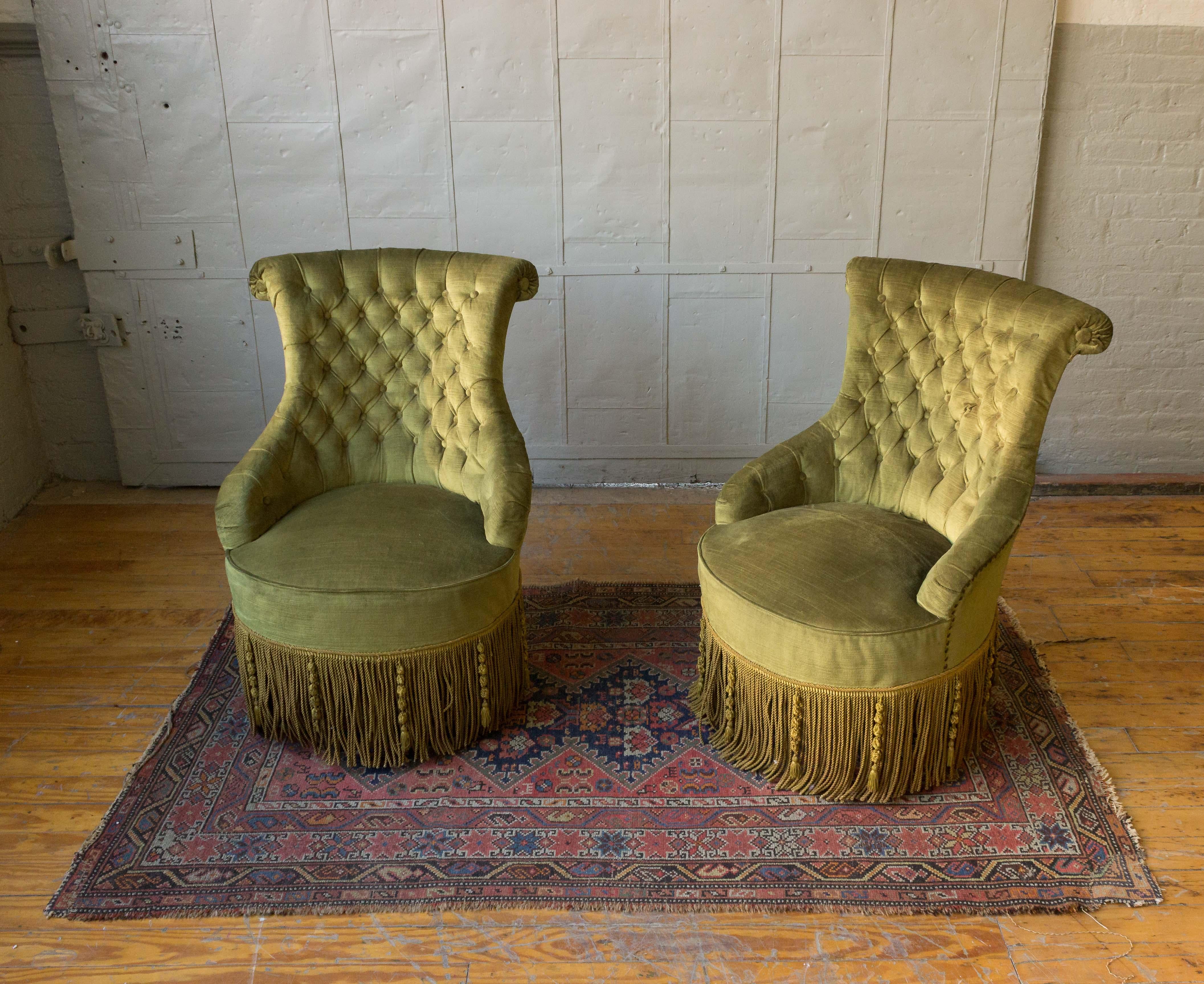 Paar französische getuftete Sessel mit passender Ottomane (Französisch)
