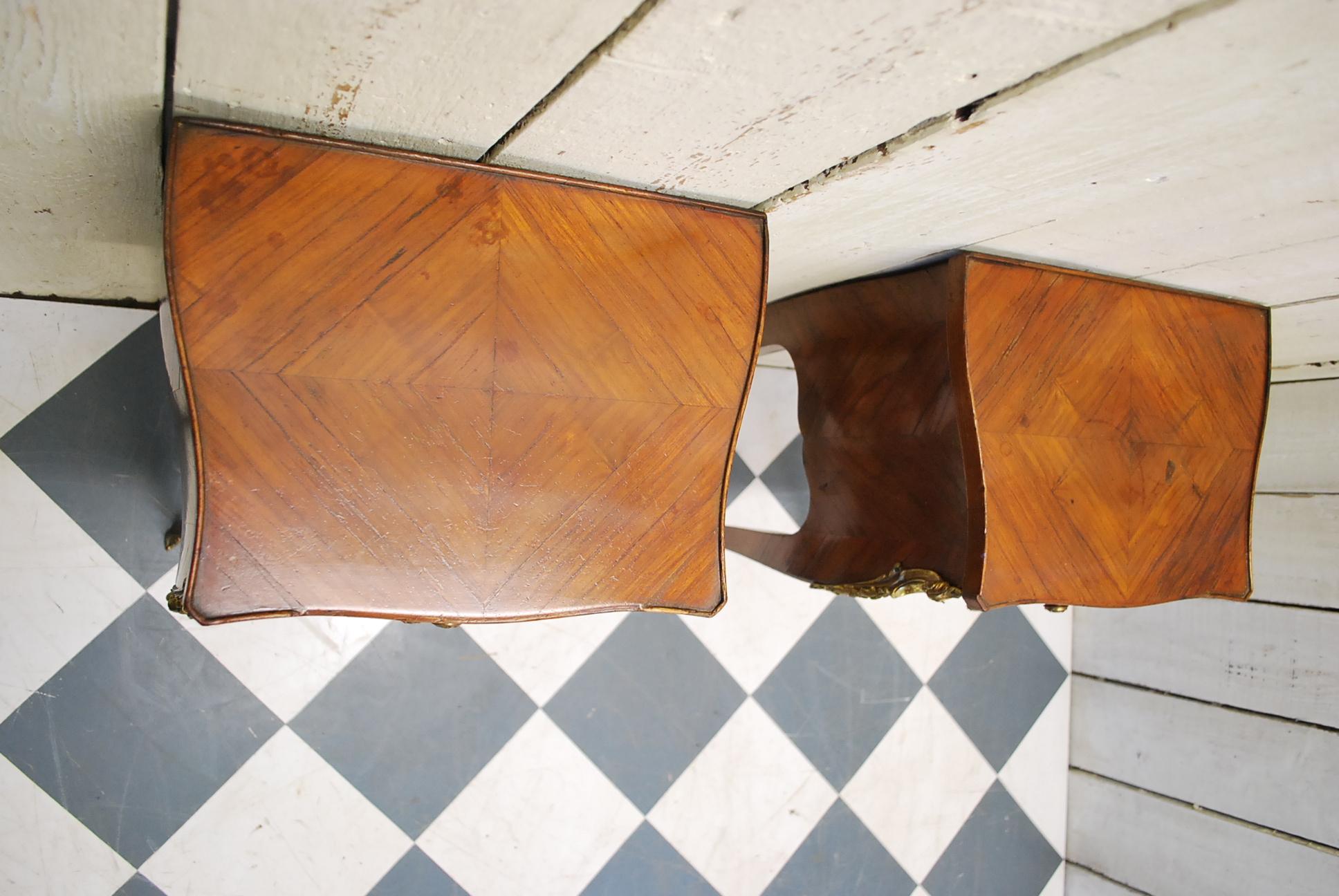 European Pair of French Tulipwood Bedside Cabinets or Nightstands For Sale