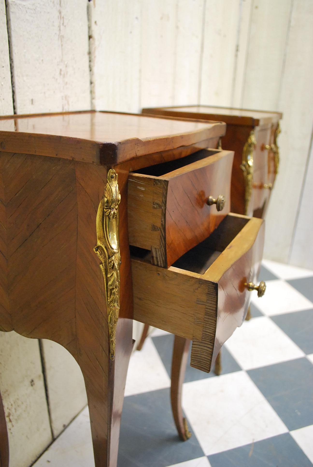 Early 20th Century Pair of French Tulipwood Bedside Cabinets or Nightstands For Sale