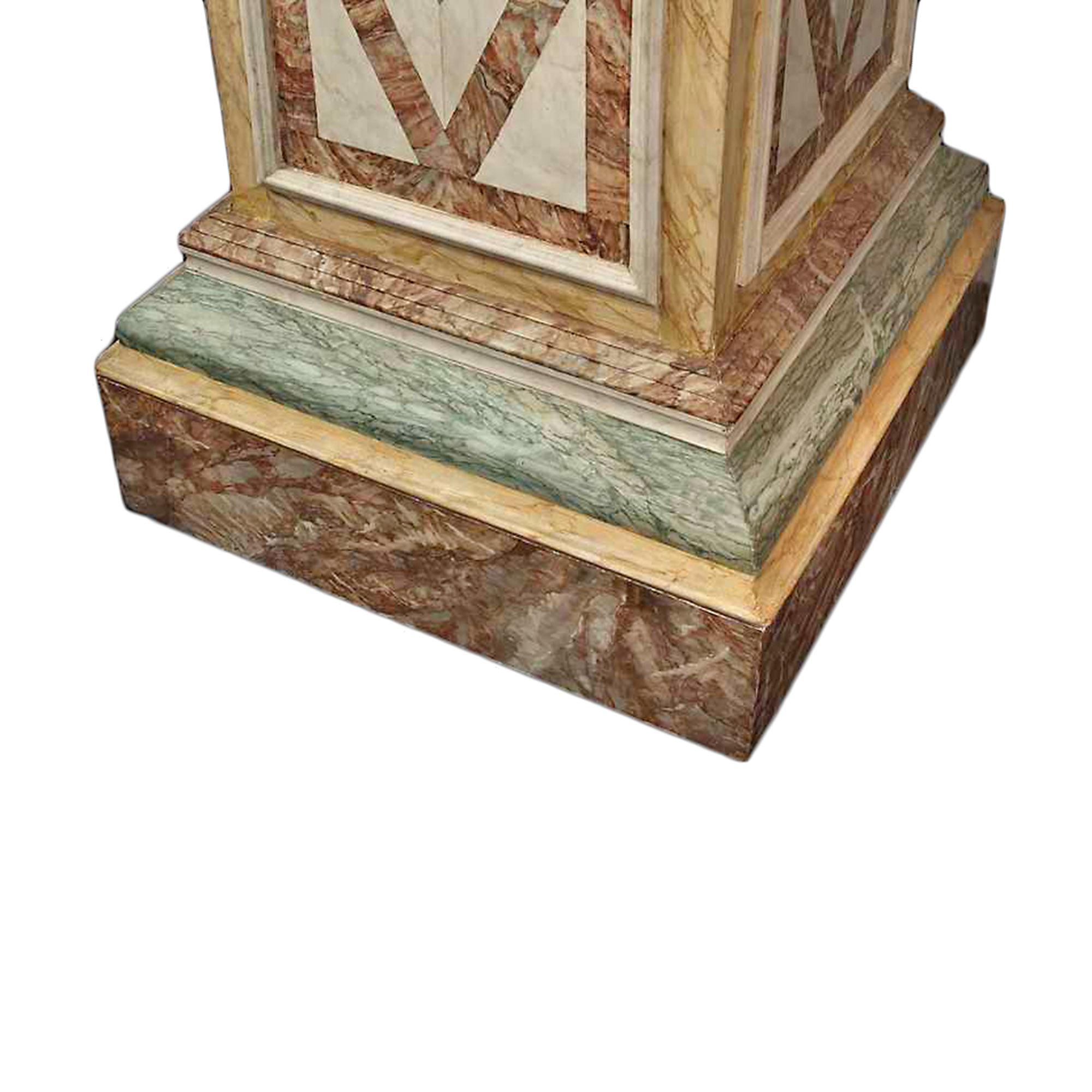 Patiné Paire de piédestaux en bois peint en faux marbre du début du siècle dernier en vente