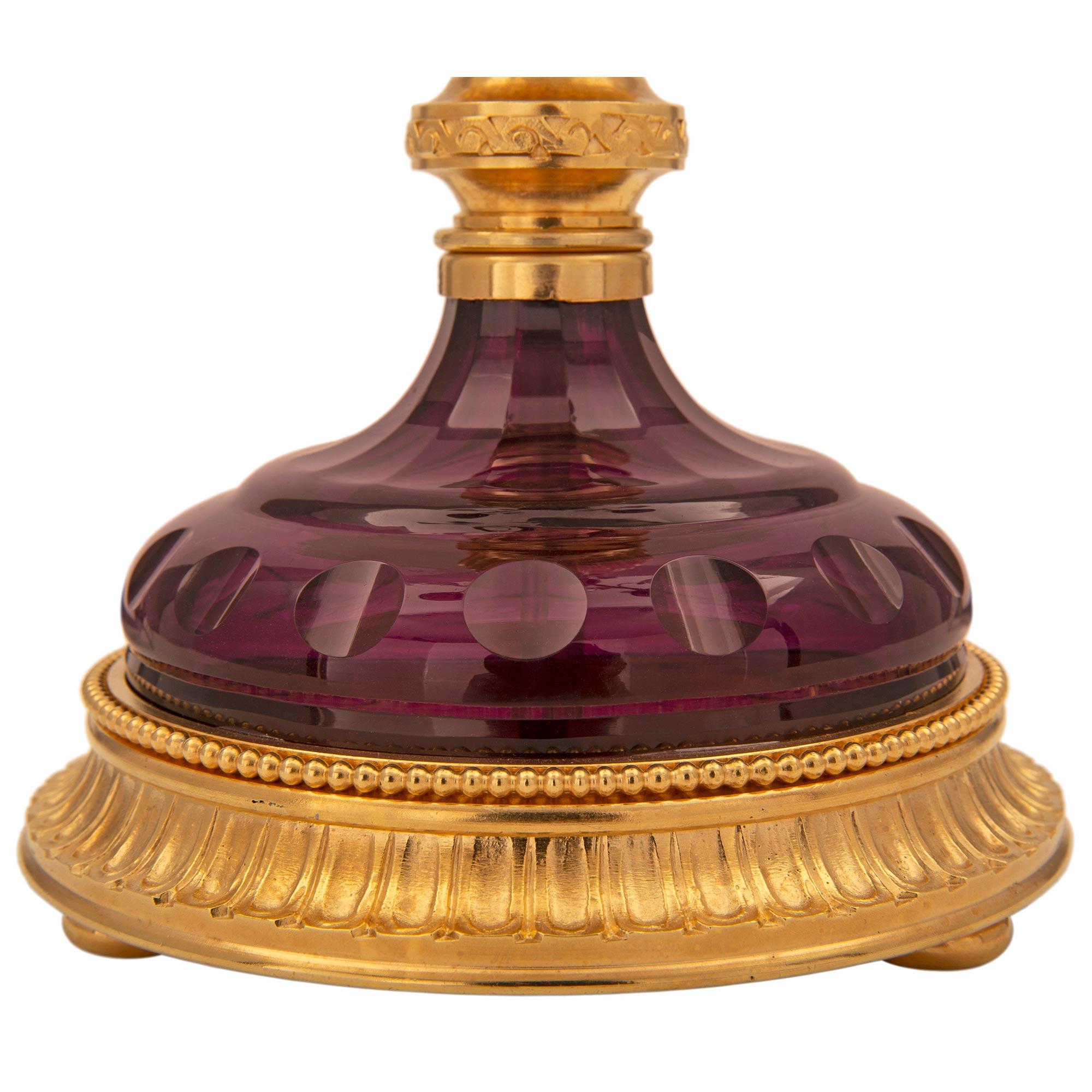 Paire de lampes françaises Louis XVI du début du siècle en verre de couleur améthyste en vente 2