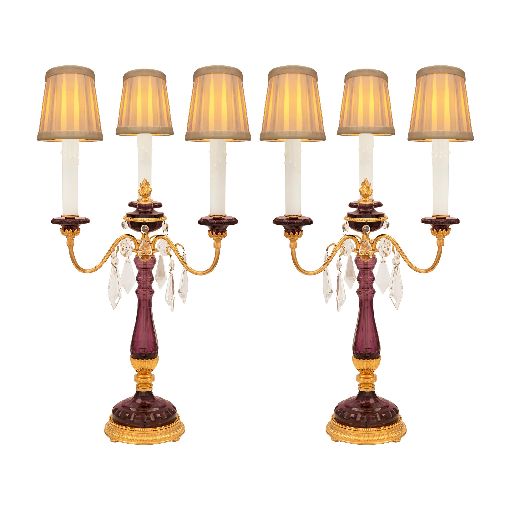Paire de lampes françaises Louis XVI du début du siècle en verre de couleur améthyste en vente