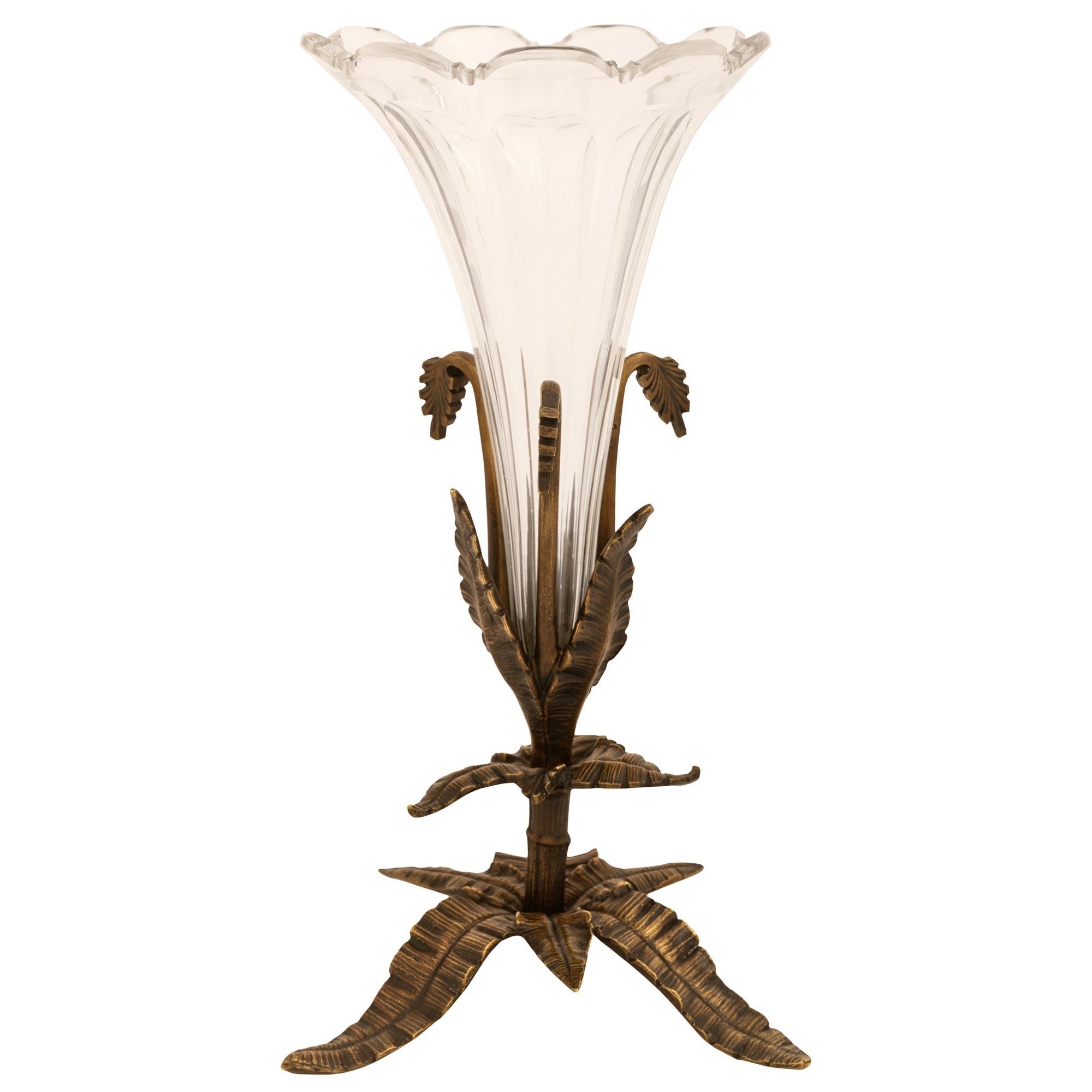 Français Paire de style Louis XVI du début du siècle en bronze et cristal de Baccarat en vente