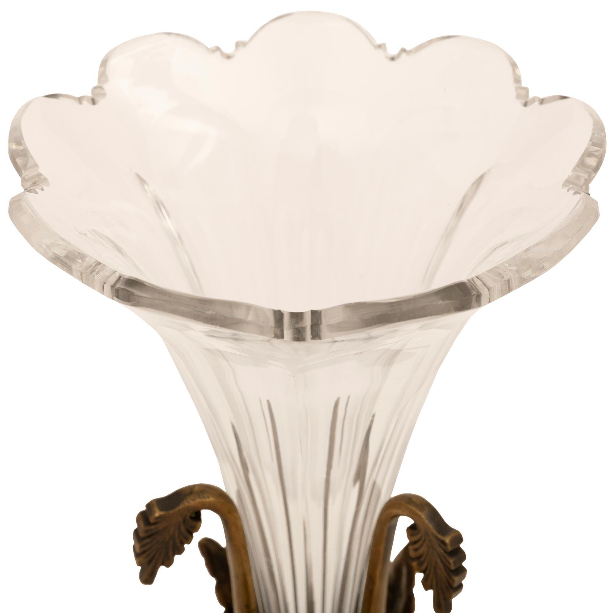 Patiné Paire de style Louis XVI du début du siècle en bronze et cristal de Baccarat en vente